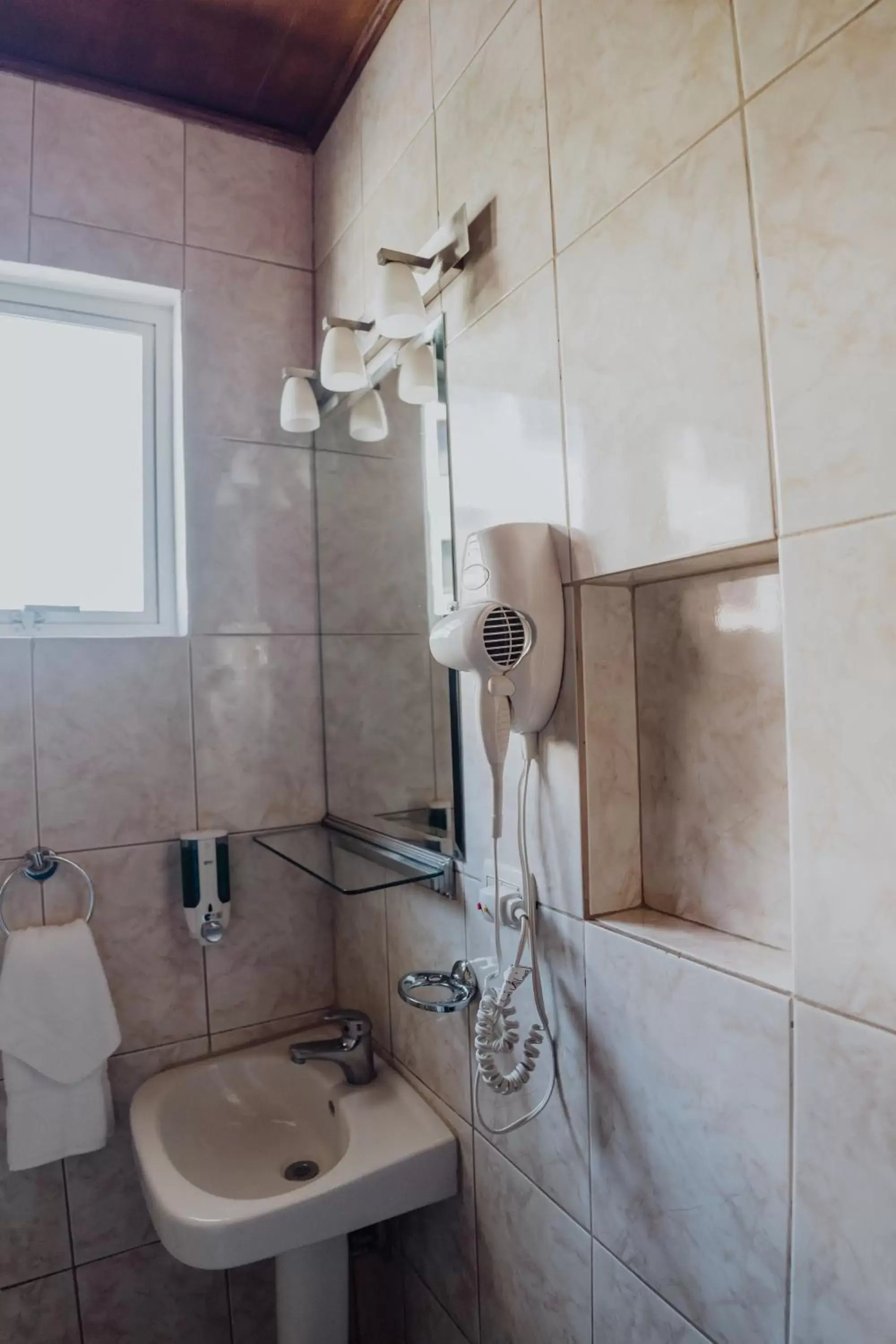 Toilet, Bathroom in Hotel Dunn Inn