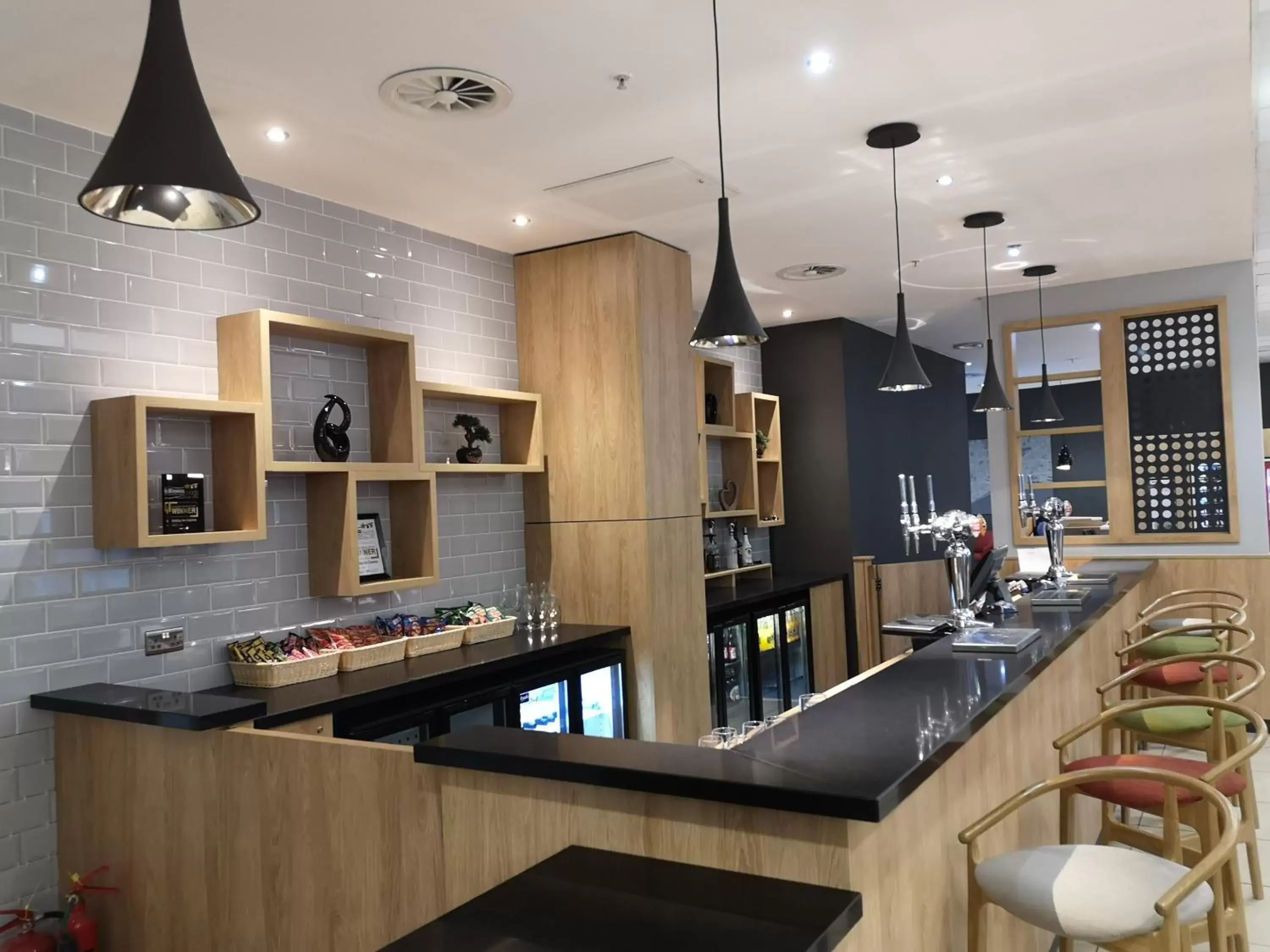 Lounge or bar, Kitchen/Kitchenette in Holiday Inn Express Hull City Centre, an IHG Hotel