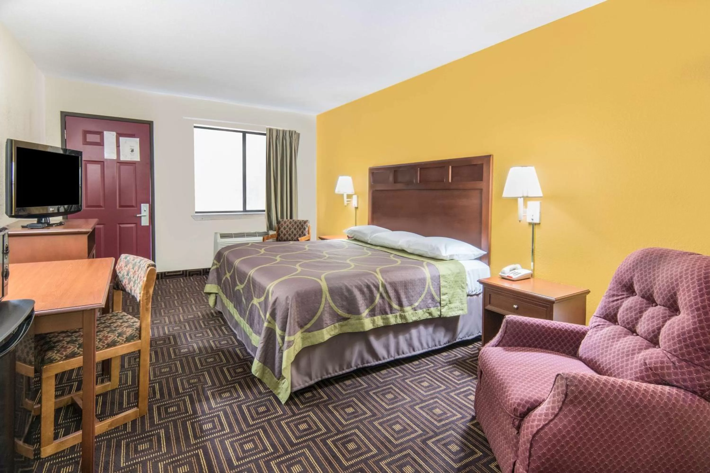 Photo of the whole room, Bed in Super 8 by Wyndham Seguin