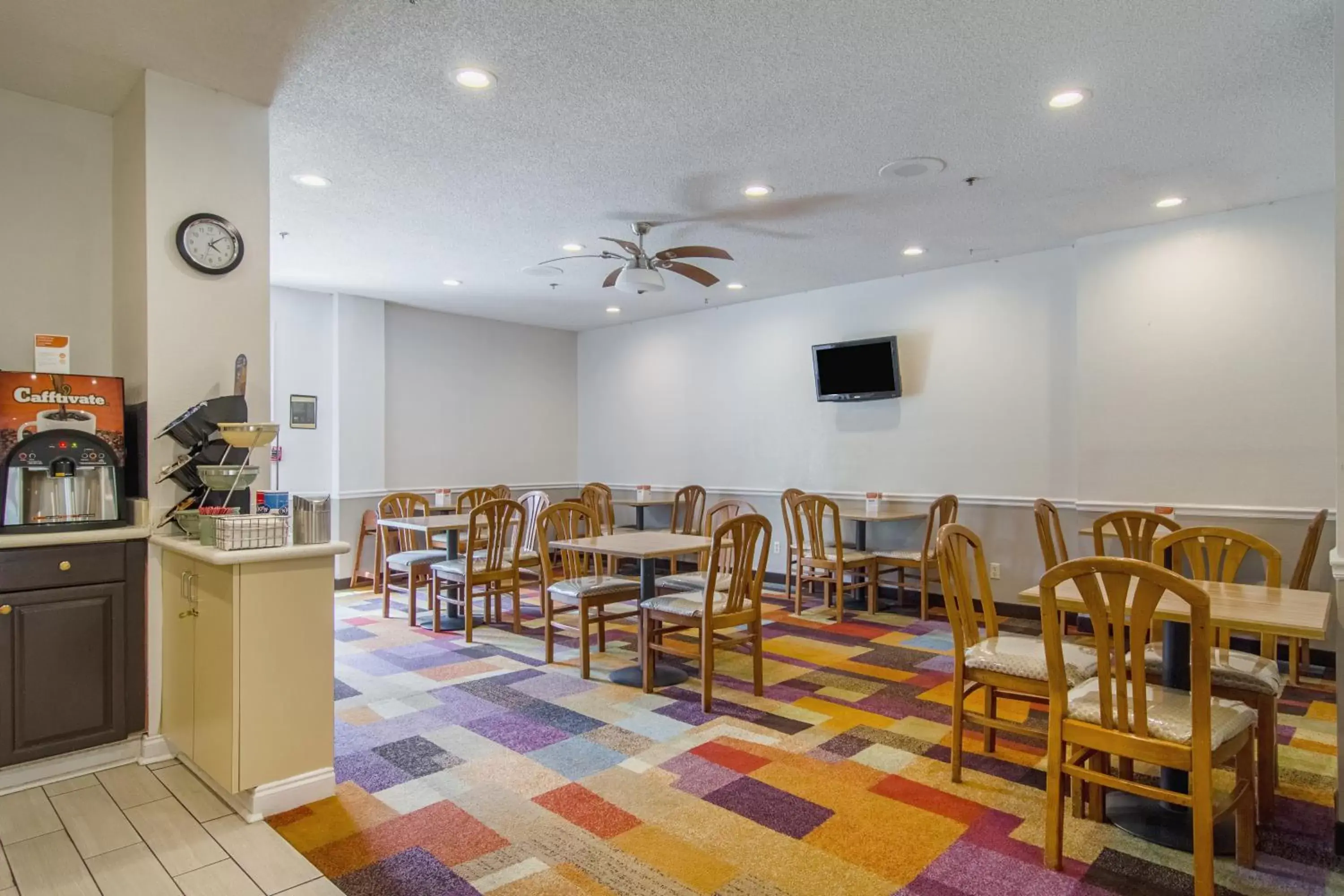 Restaurant/Places to Eat in Econo Lodge Darien