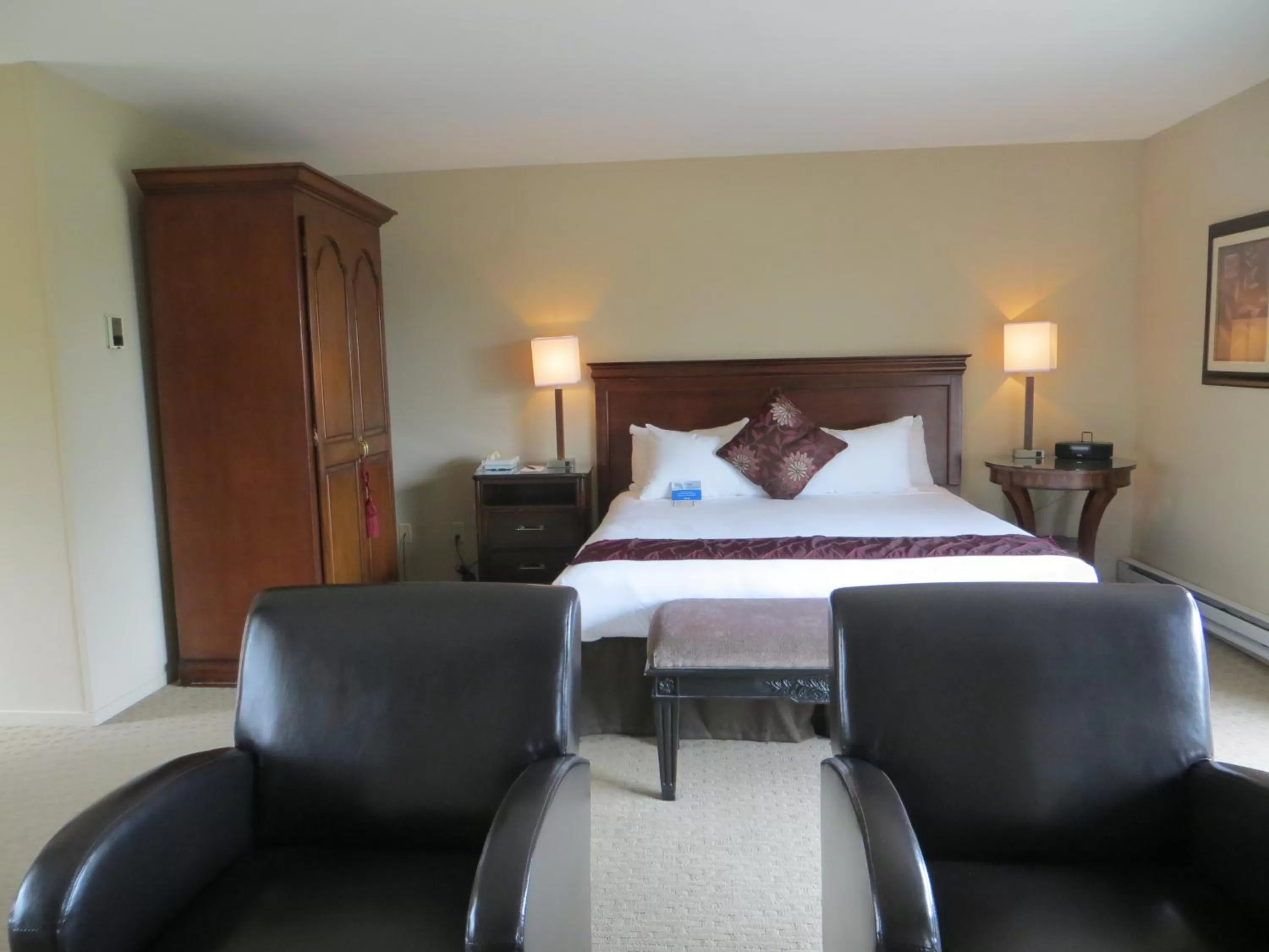 Photo of the whole room, Bed in Adobe Inn