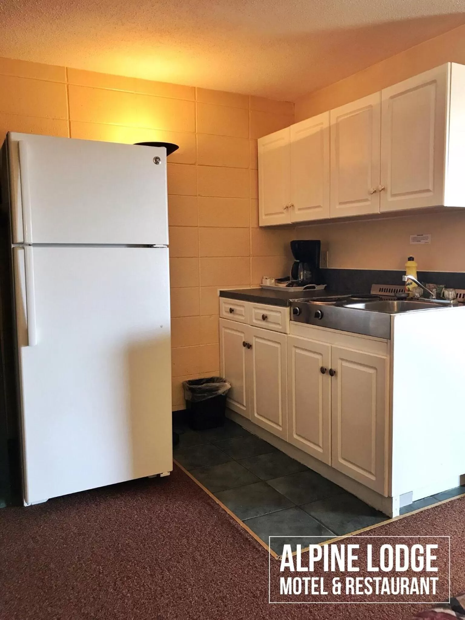 Kitchen or kitchenette in Alpine Lodge Motel & Restaurant