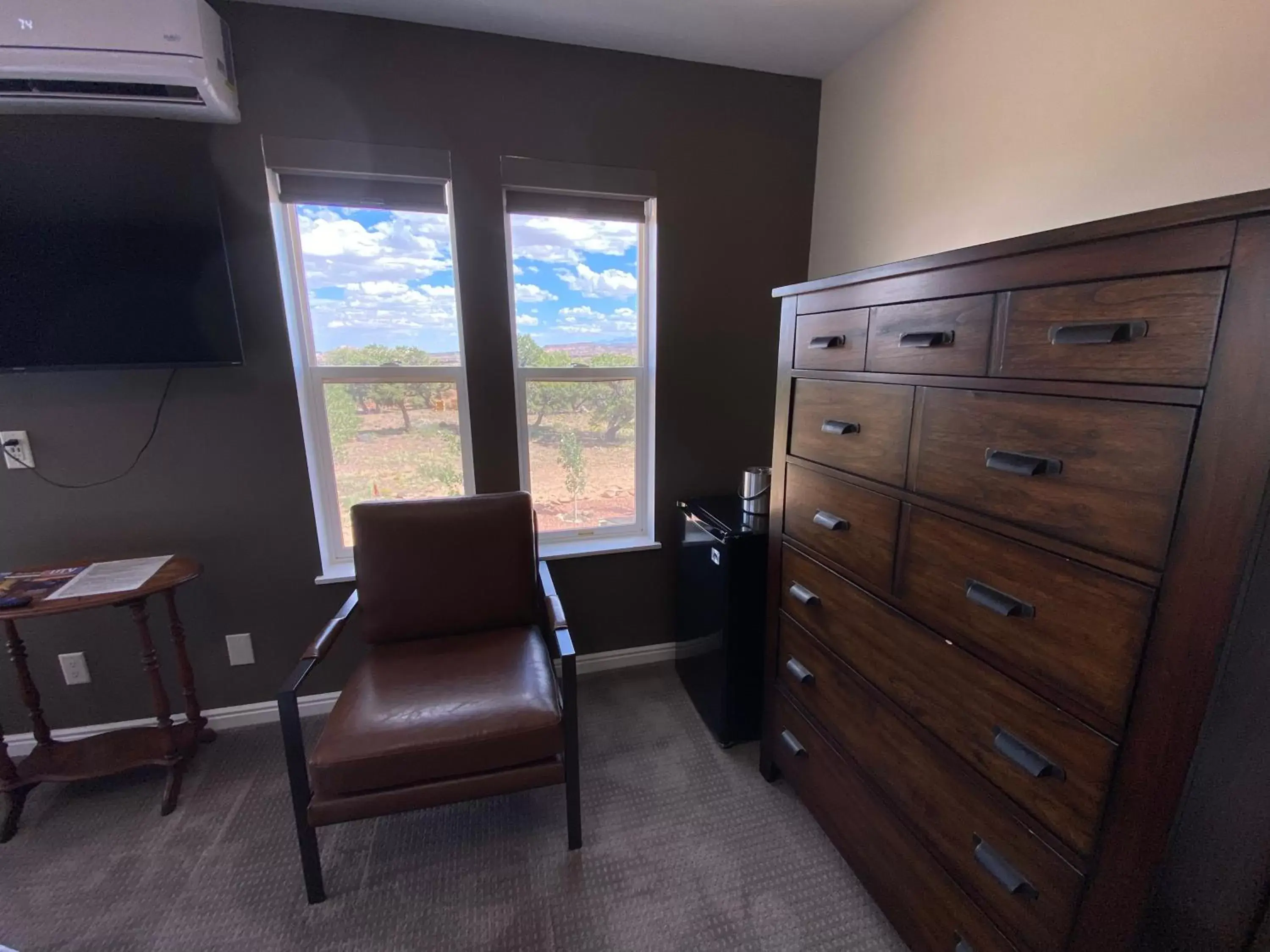 Bedroom, Seating Area in SkyRidge Inn