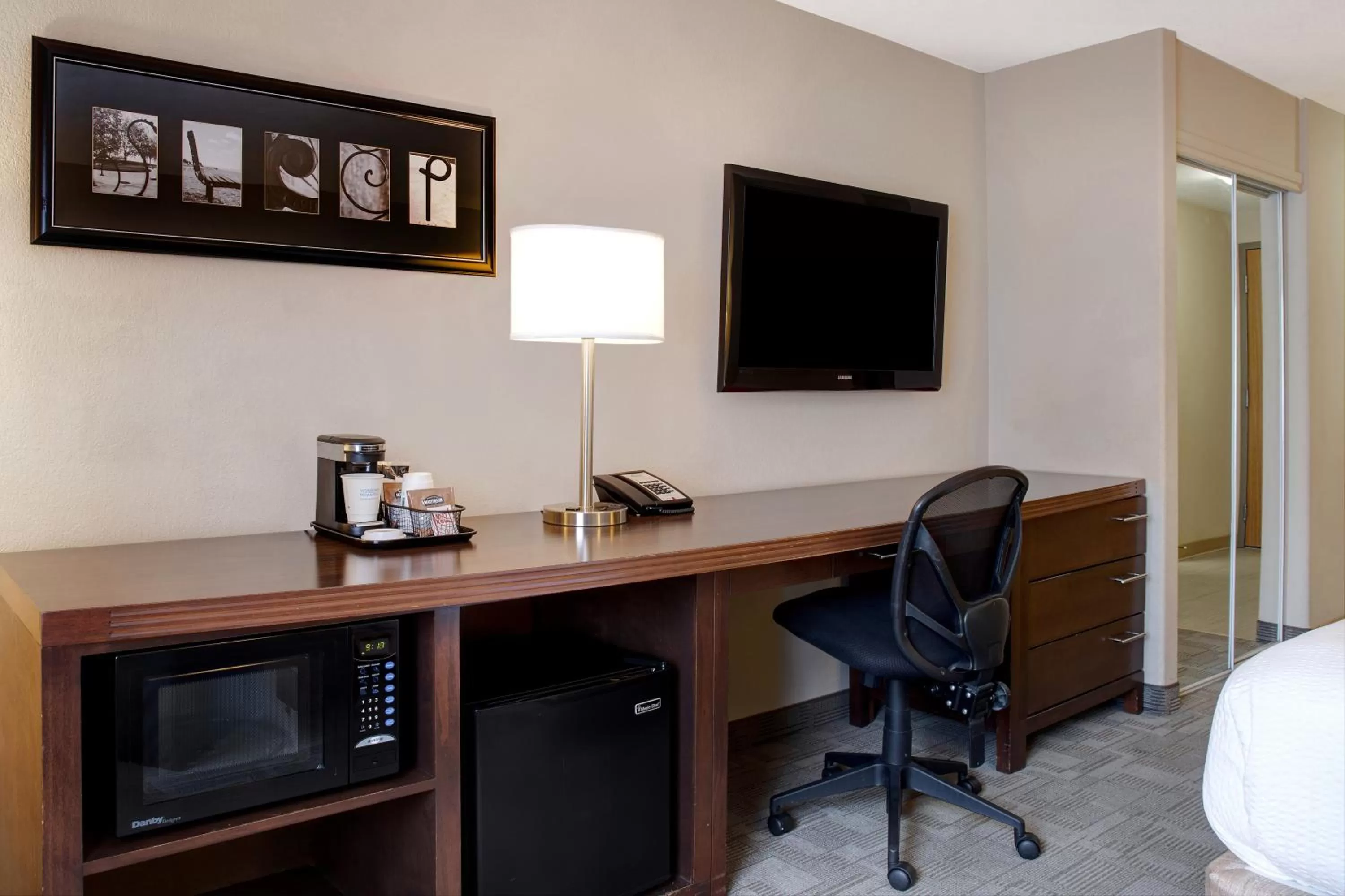 TV and multimedia, Bed in Days Inn by Wyndham Medicine Hat