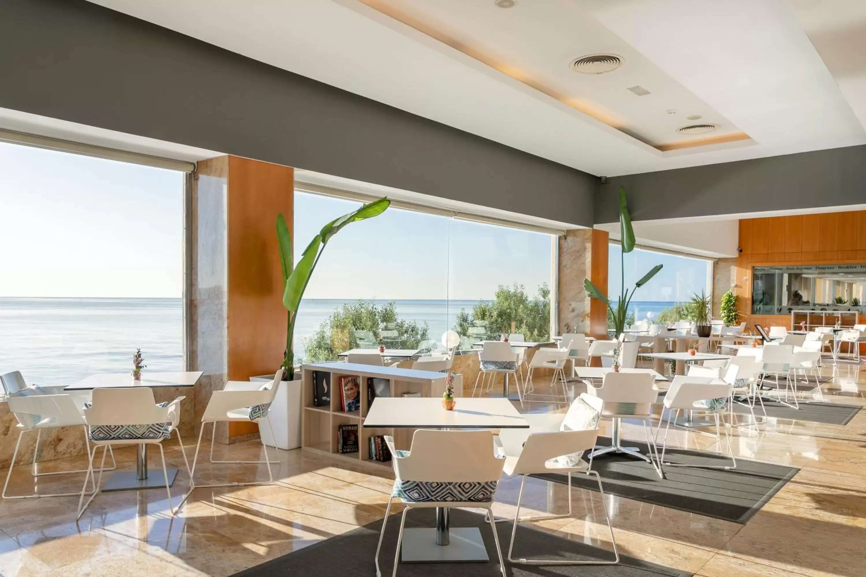 Restaurant/Places to Eat in Suites del Mar by Melia