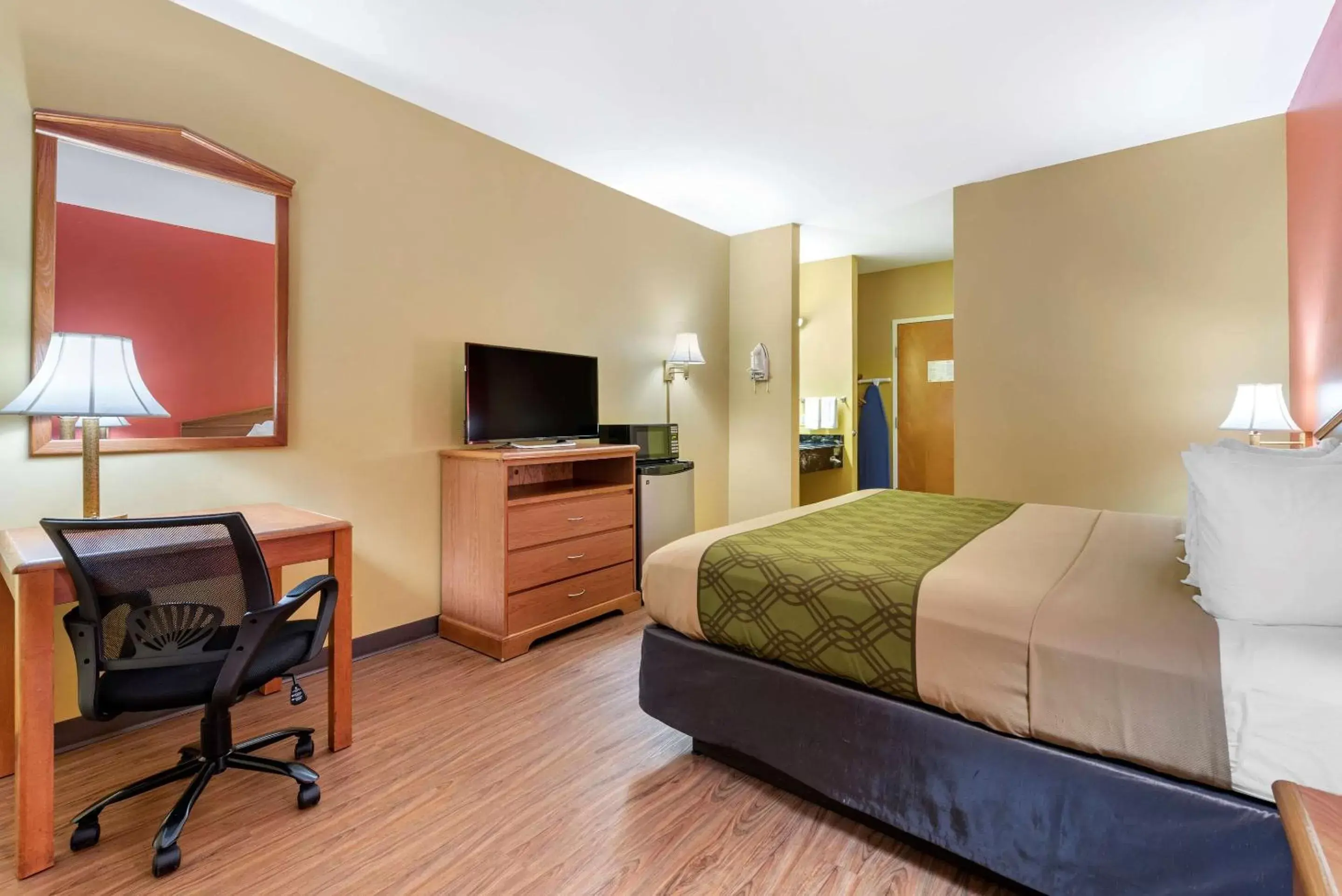 Photo of the whole room, TV/Entertainment Center in Econo Lodge Airport Louisville