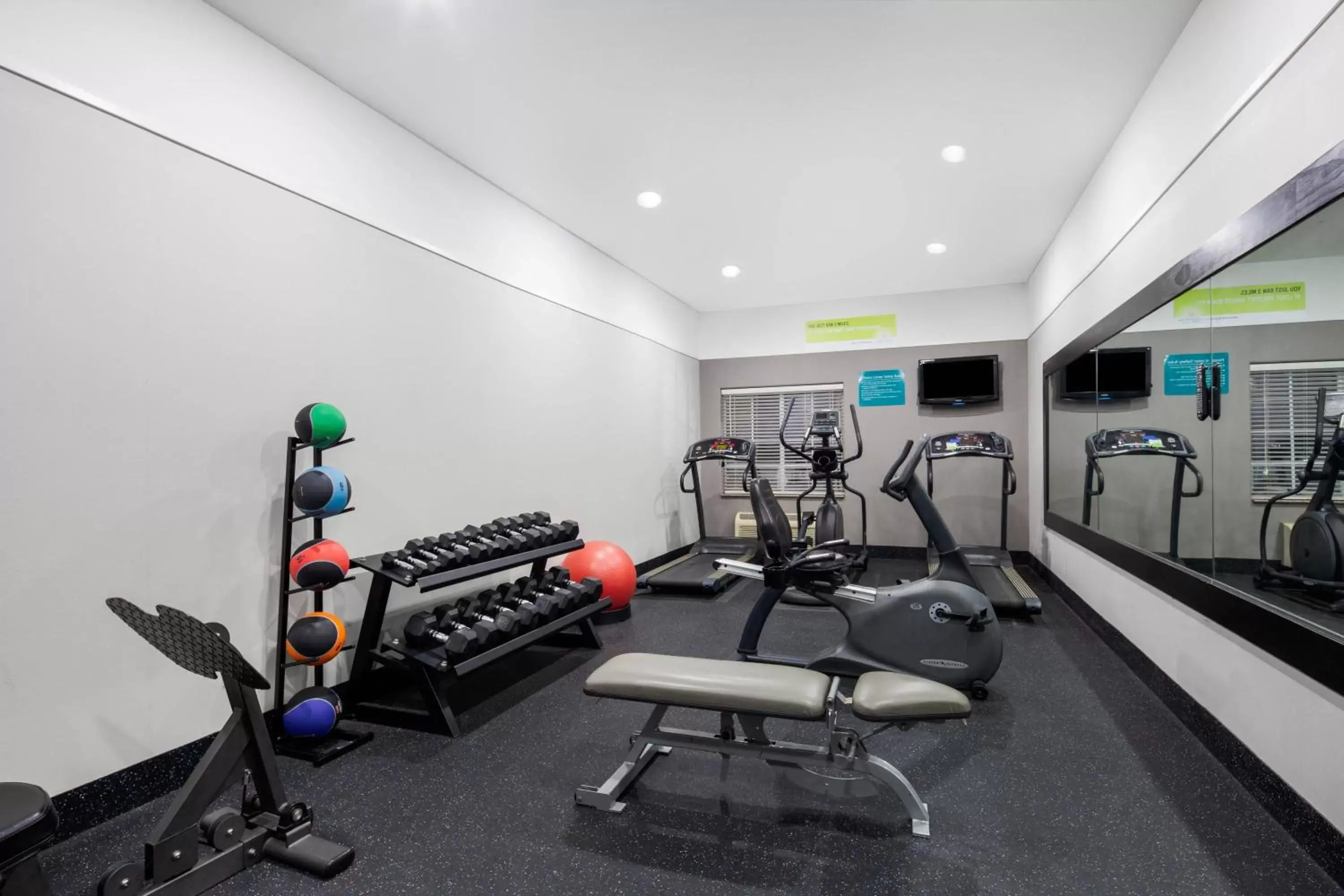 Property building, Fitness Center/Facilities in La Quinta Inn Suites by Wyndham Raymondville Harlingen