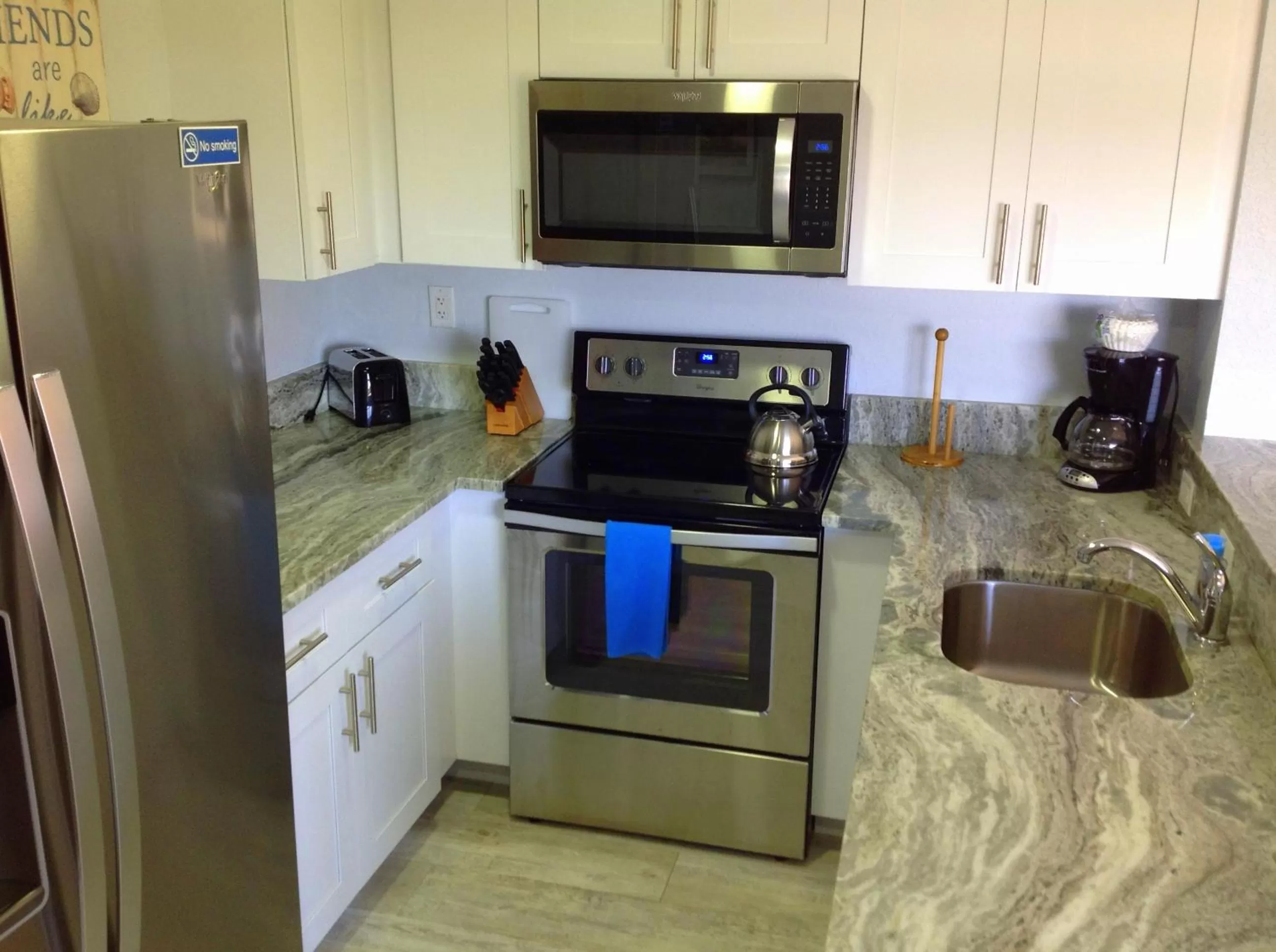 Kitchen or kitchenette in Vistalmar Beach Resort