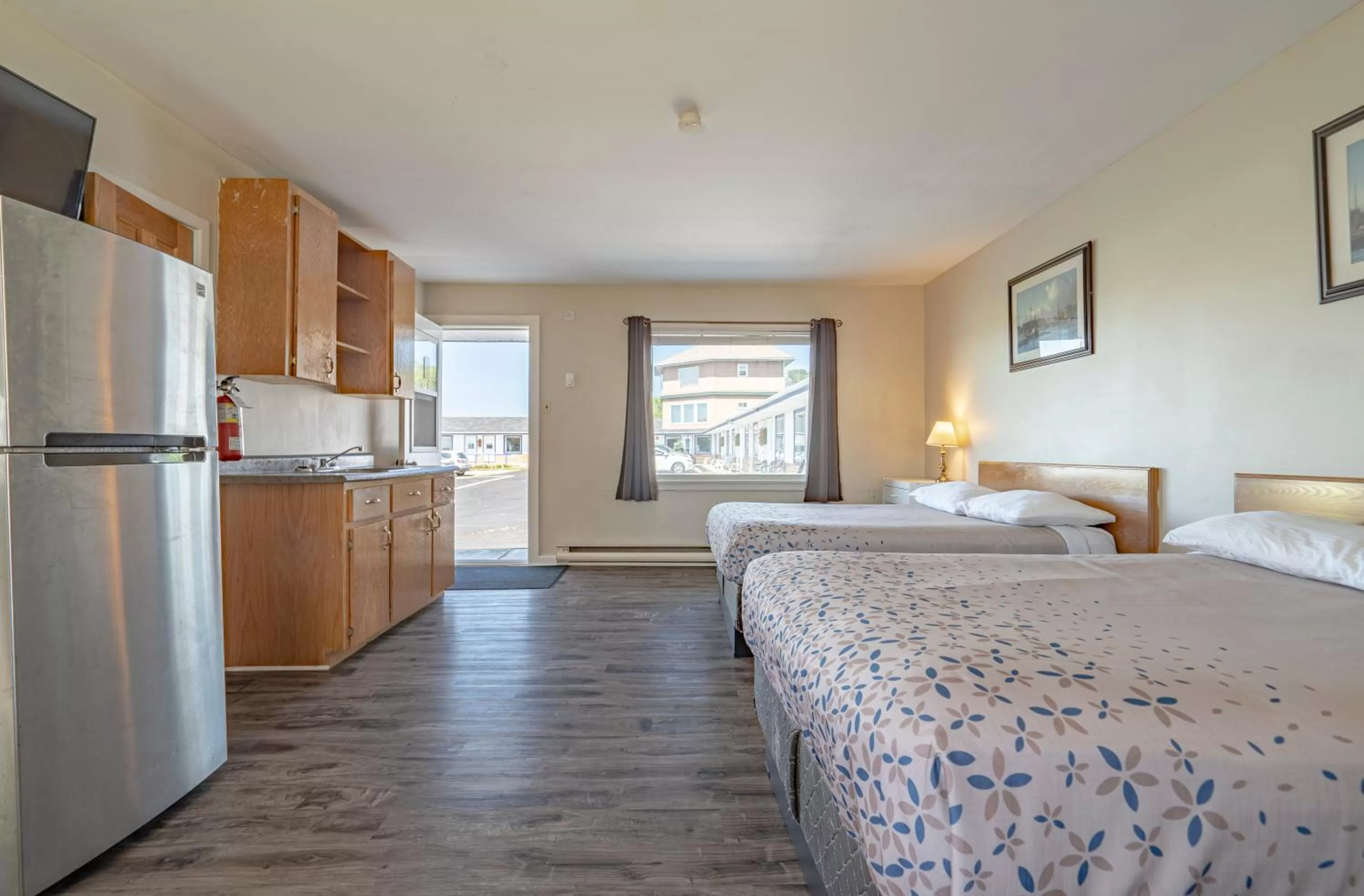 Kitchen or kitchenette, Bed in Novastar Motel On The Lake