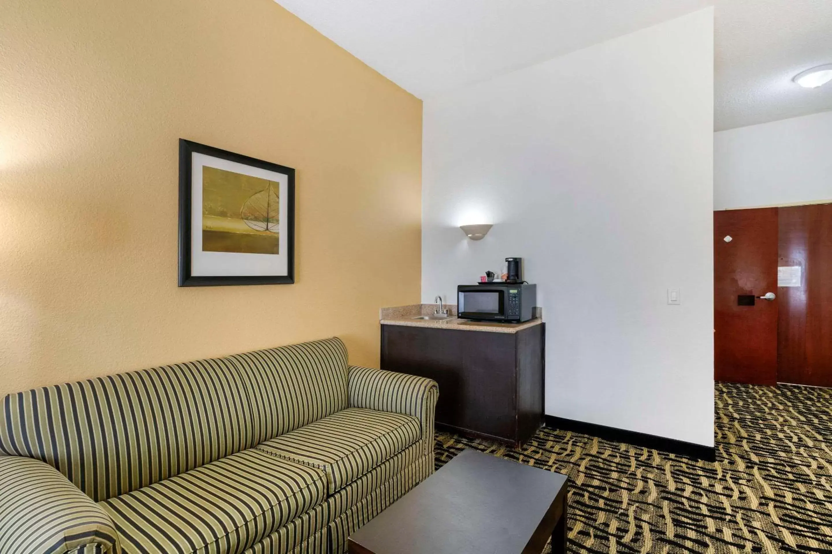 Bedroom, Seating Area in Quality Suites La Grange