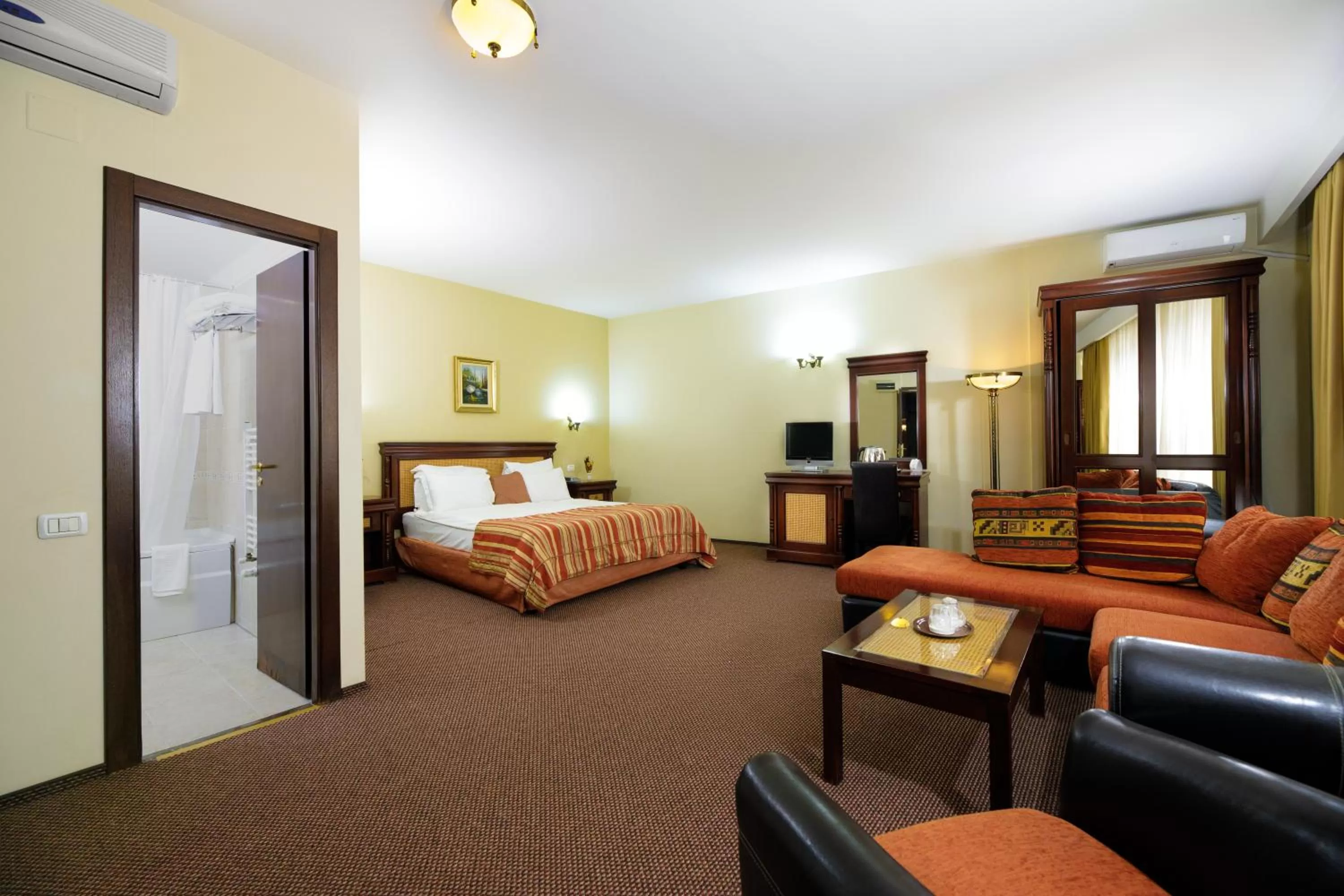 Photo of the whole room, Bed in Atrium Hotel Ateneu City Center