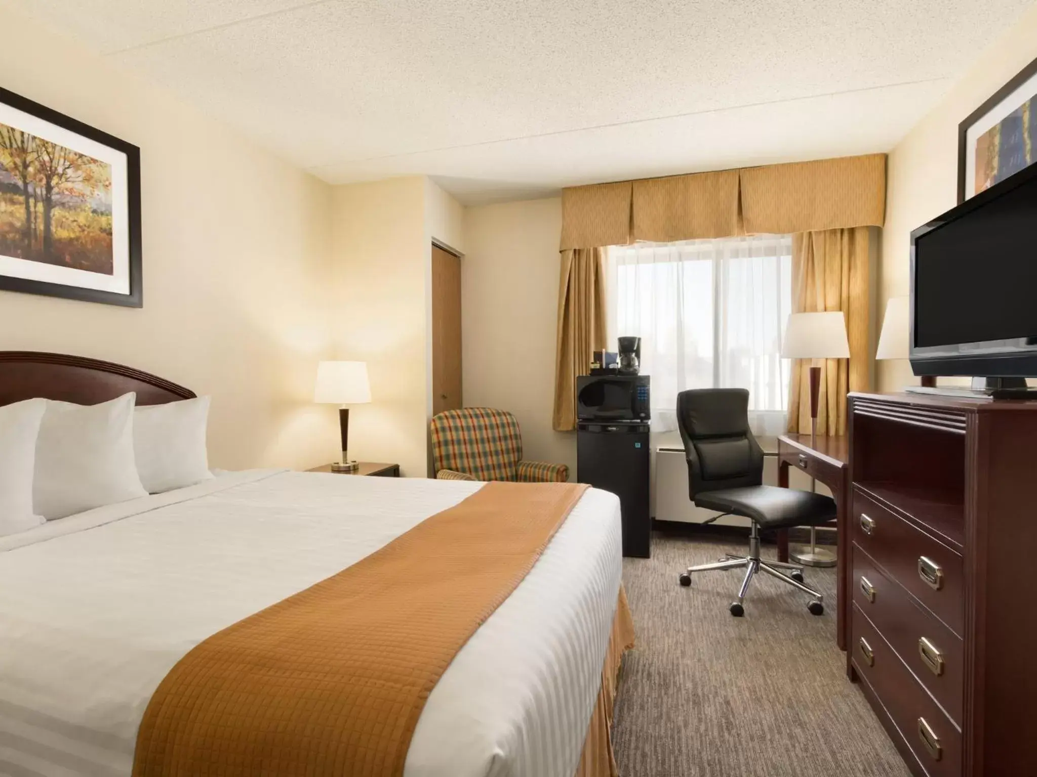 Photo of the whole room in Travelodge by Wyndham Edmonton South