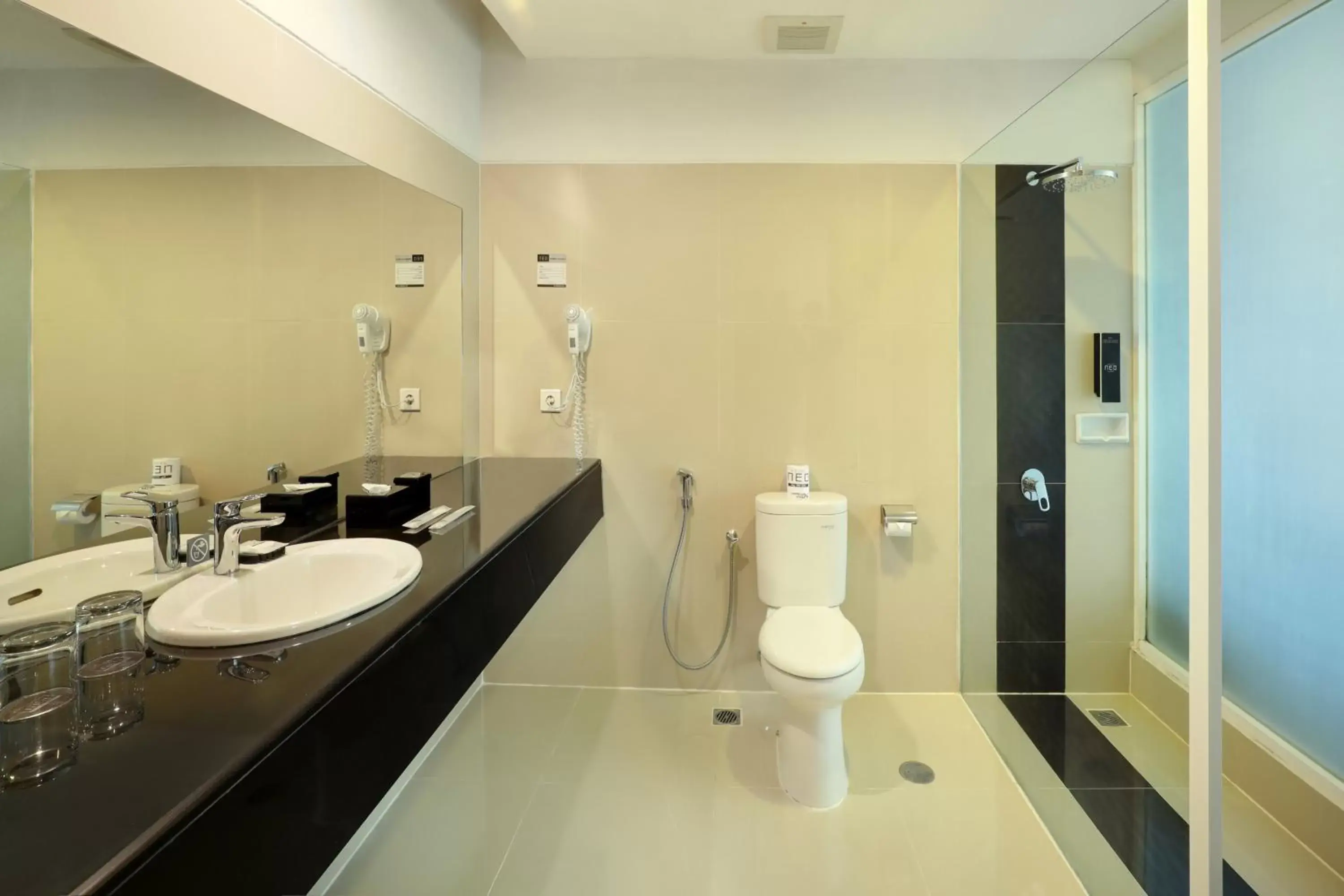 Bathroom in Hotel Neo Palma Palangkaraya by ASTON