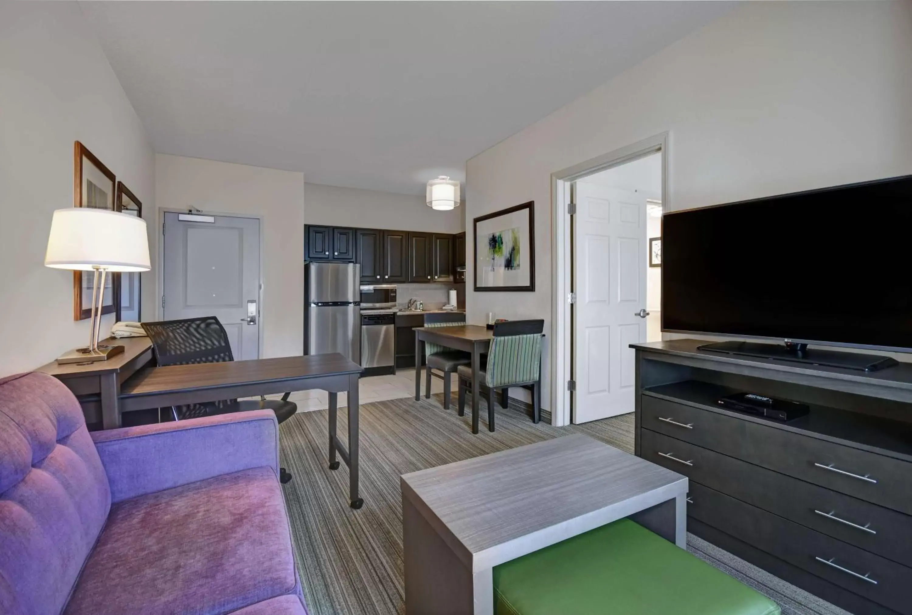 Living room, TV/Entertainment Center in Homewood Suites by Hilton Eatontown