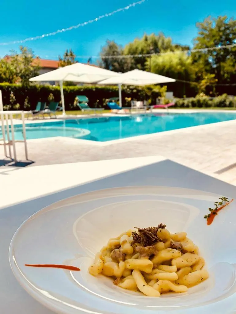 Restaurant/places to eat in Hotel Santacroce Meeting