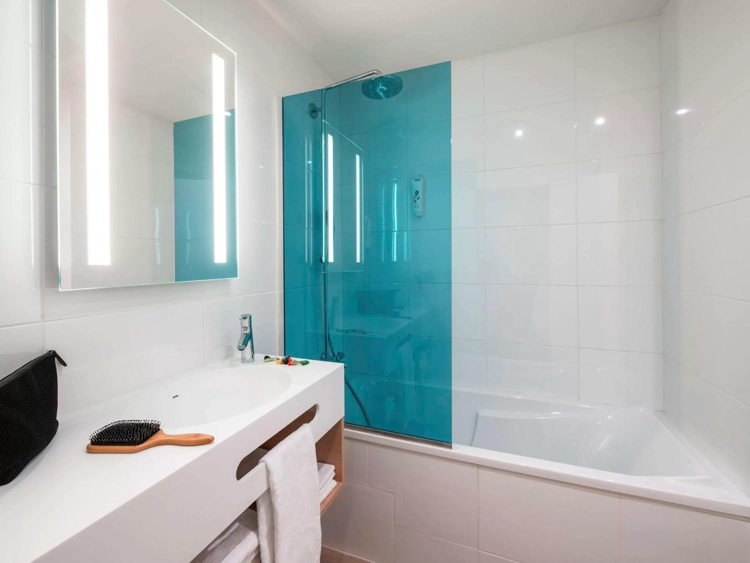Bathroom in ibis Styles Toulouse Nord Sesquieres