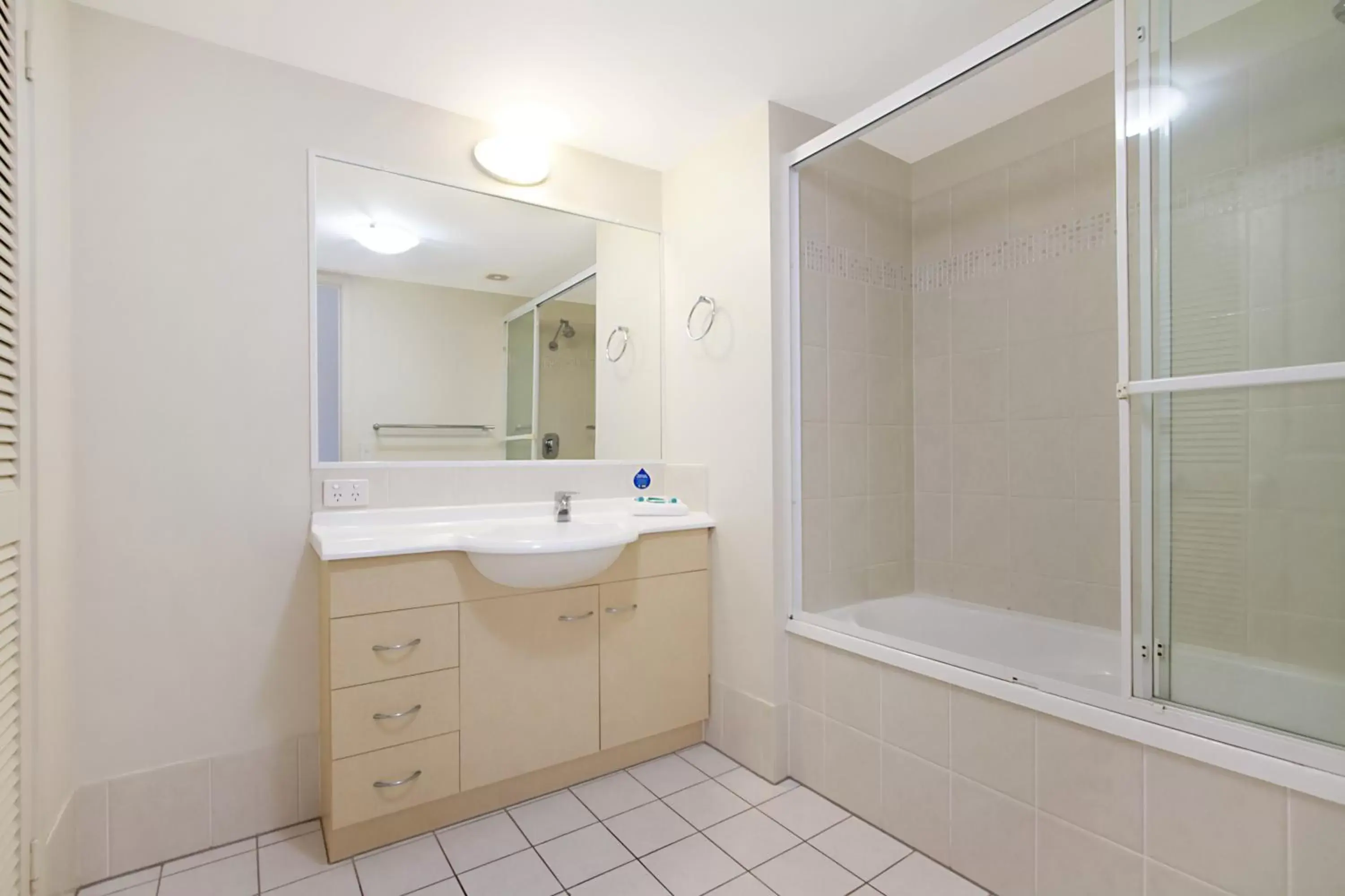 Bathroom in Golden Riviera Absolute Beachfront Resort