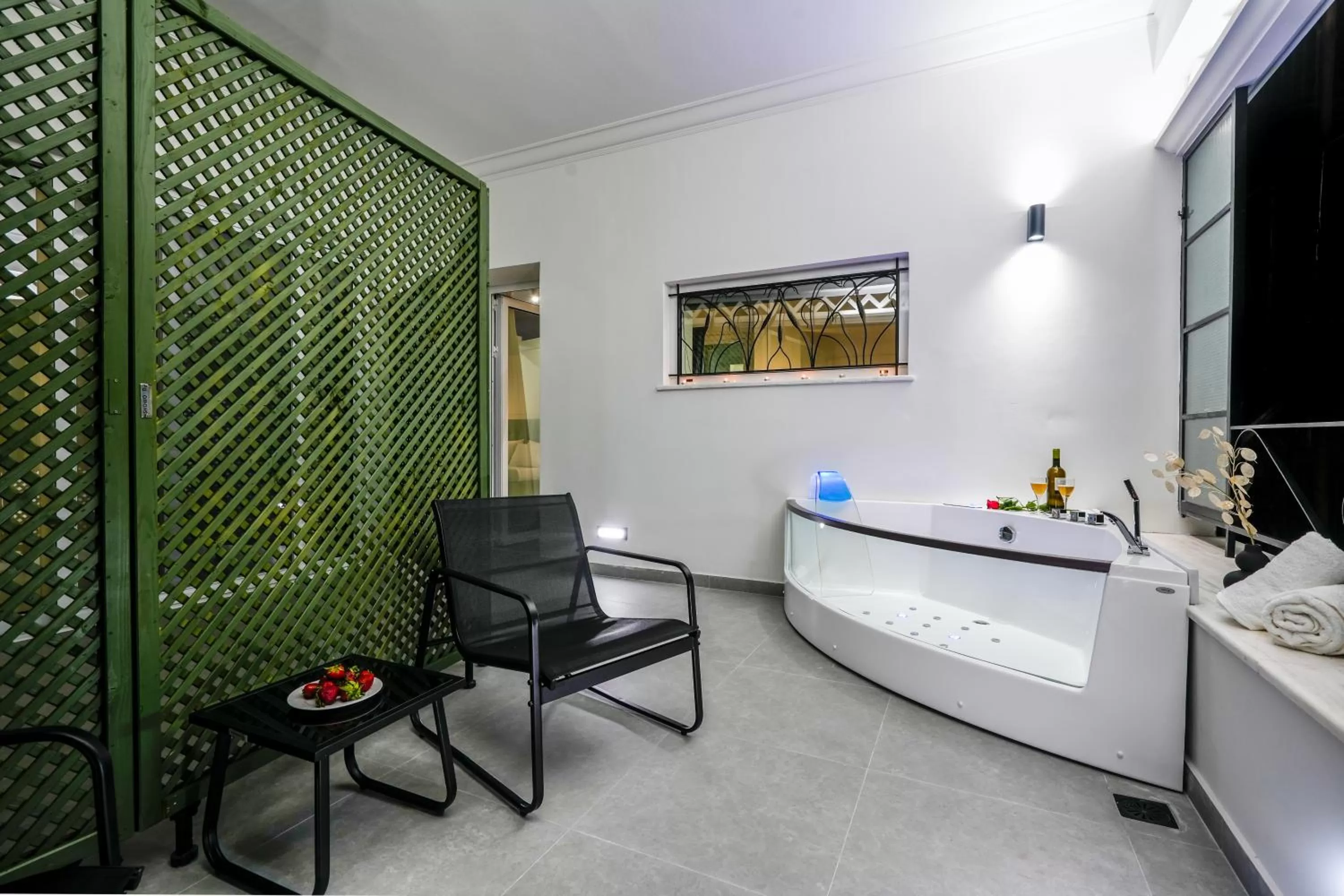 Hot Tub in CASA DIVINUS SUITES