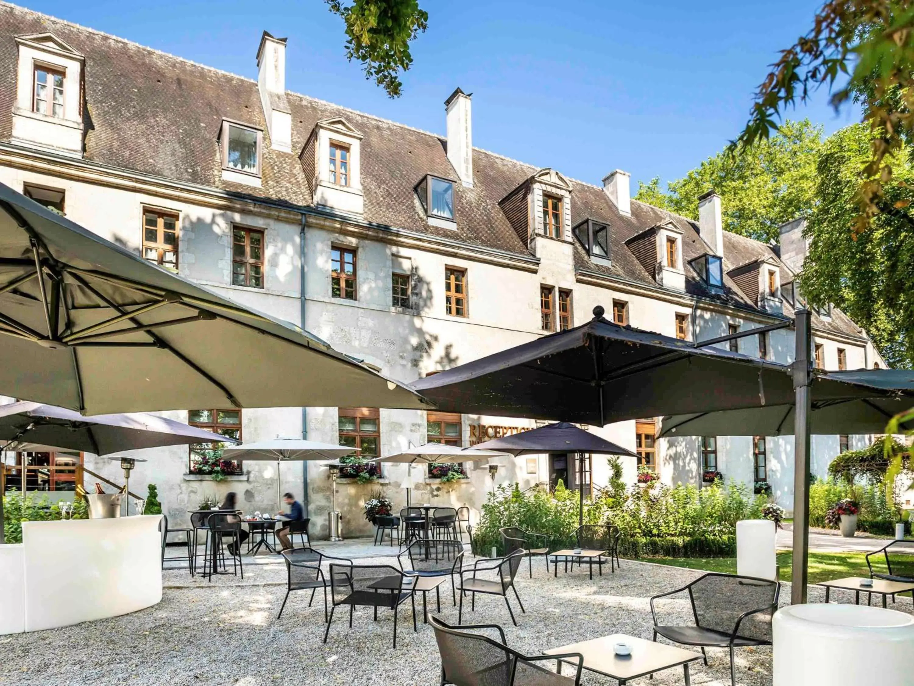 Lounge or bar, Property Building in Hotel De Bourbon Grand Hotel Mercure Bourges