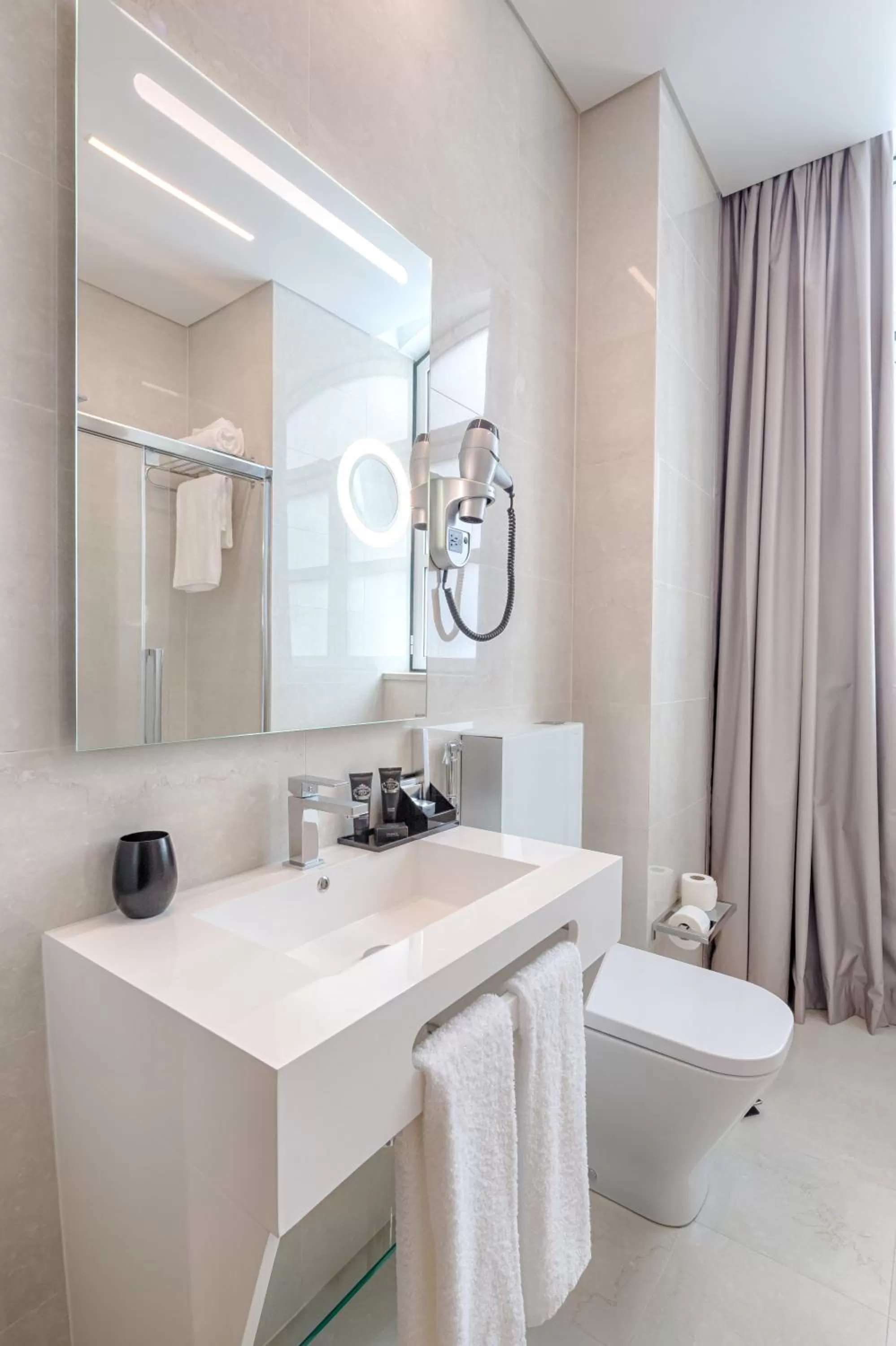 Toilet in Hotel MeraPrime Gold Lisboa