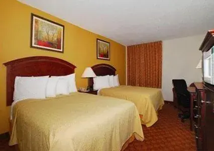 Queen Room with Two Queen Beds - Smoking in Quality Inn & Suites Miamisburg - Dayton South