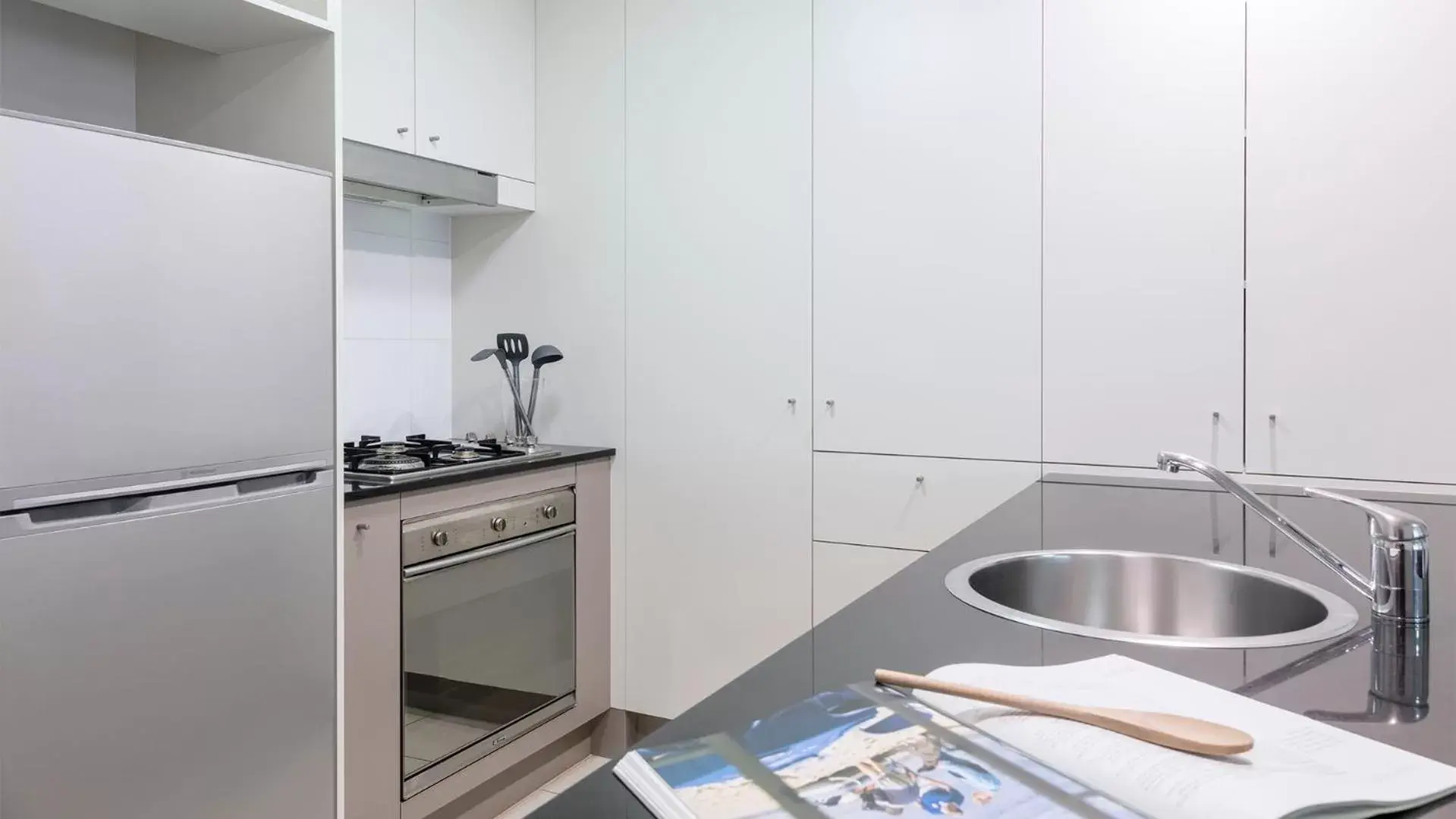 Kitchen or kitchenette, Kitchen/Kitchenette in Oaks Brisbane on Felix Suites