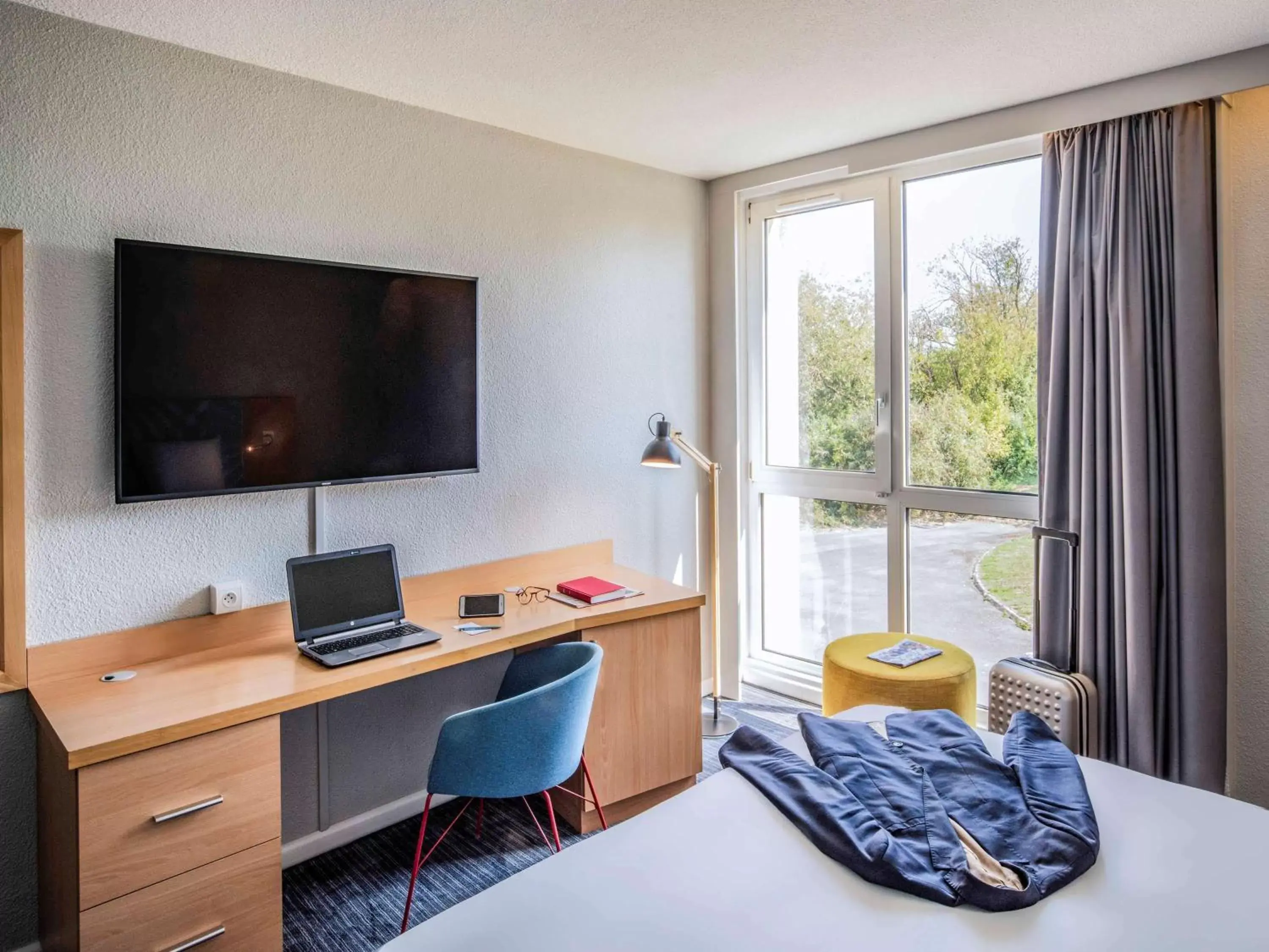 Photo of the whole room, TV/Entertainment Center in Hôtel Mercure Lille Aéroport