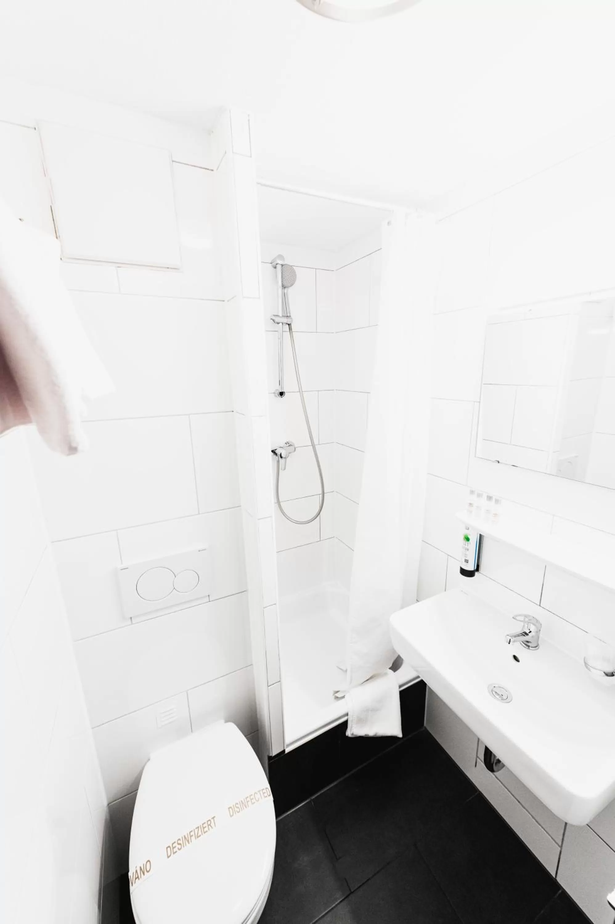 Shower in City Hotel Fellbach 24H CHECK-IN