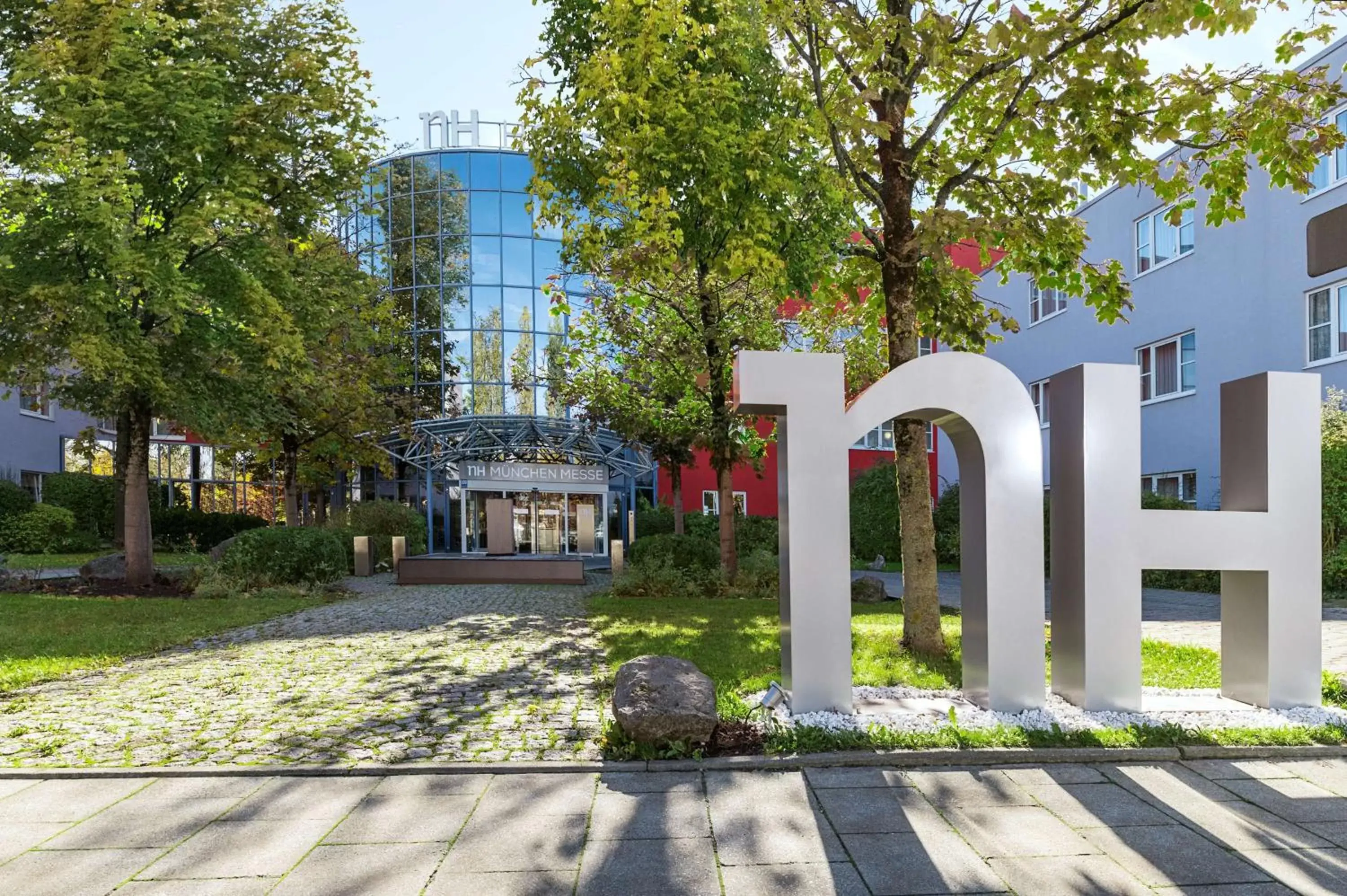 Facade/entrance, Property Building in NH München Messe