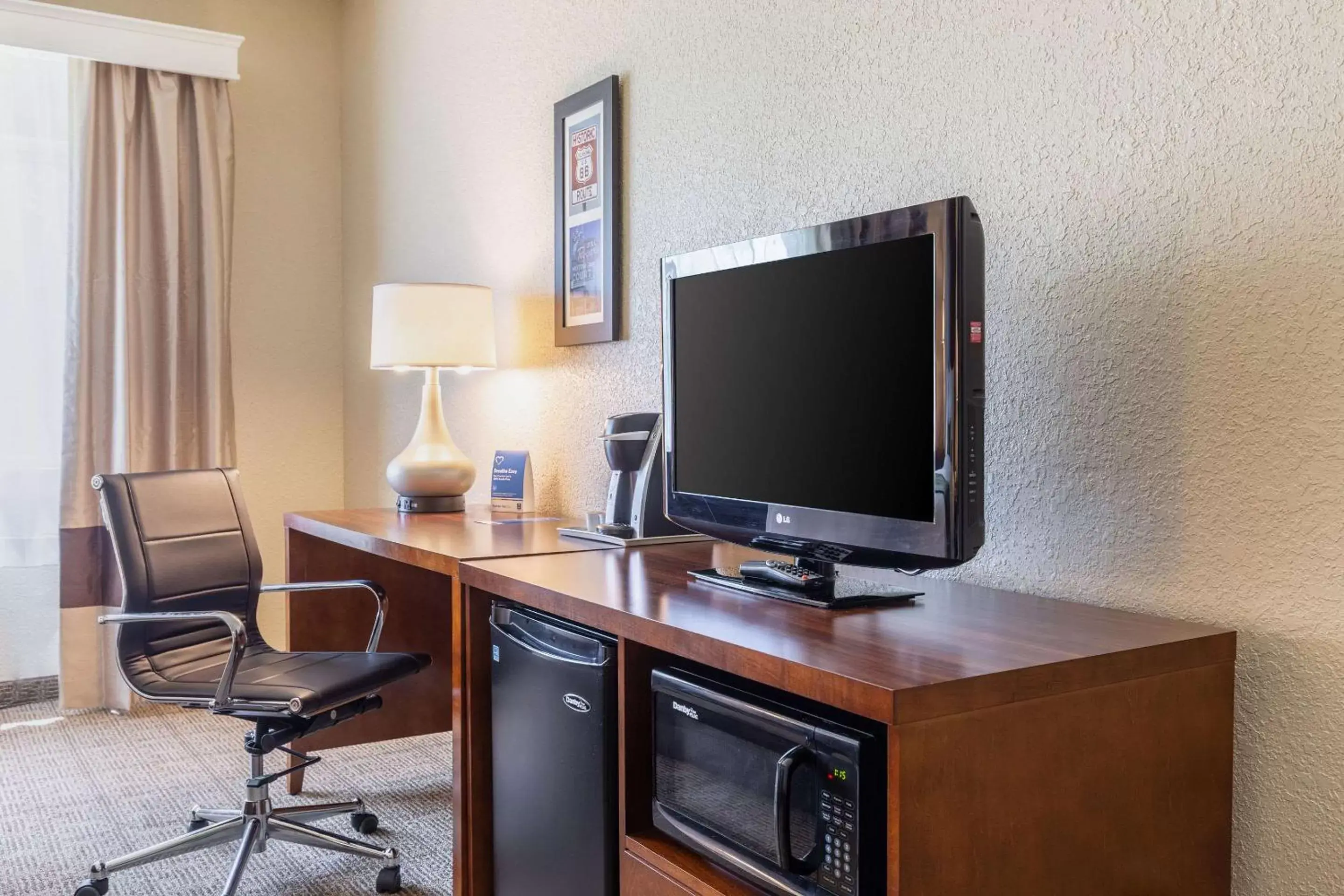 Photo of the whole room, TV/Entertainment Center in Comfort Inn South Tulsa - Woodland Hills