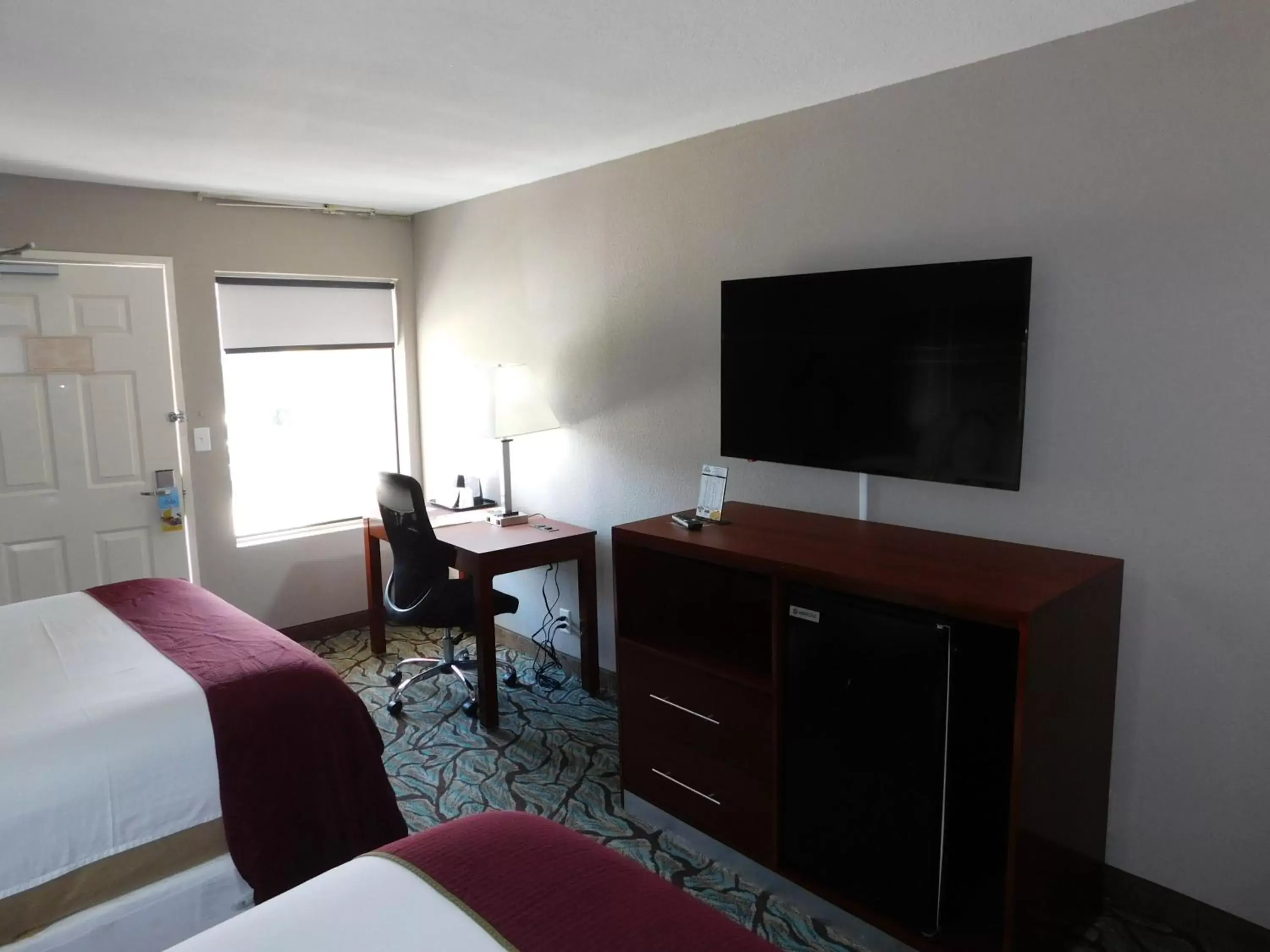 Bedroom, TV/Entertainment Center in Days Inn by Wyndham West Des Moines - Clive