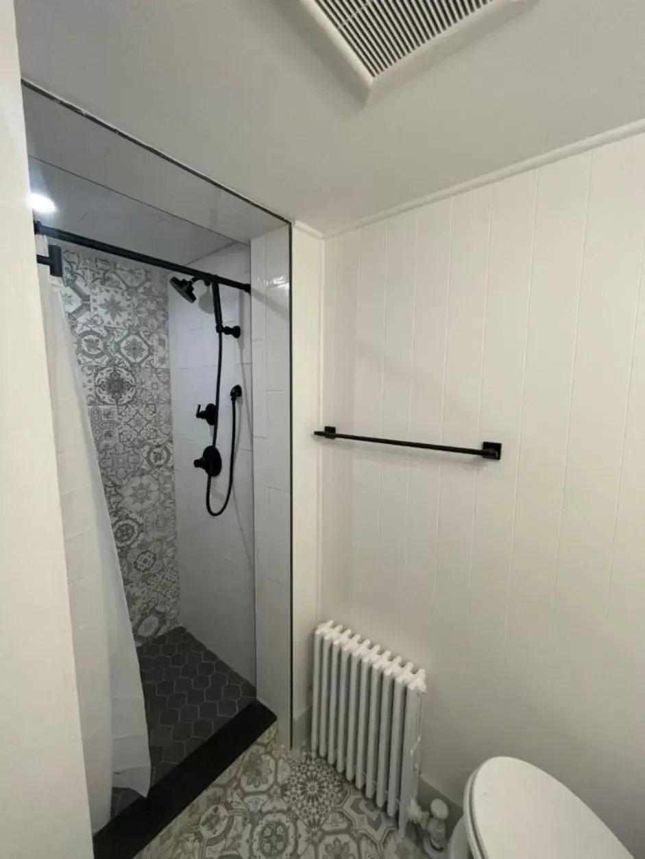 Shower, Bathroom in Arlington Inn & Spa
