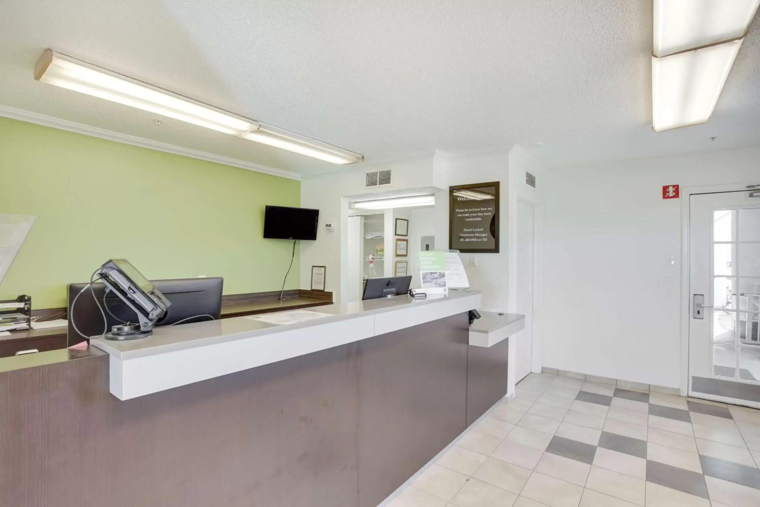 Lobby or reception, Kitchen/Kitchenette in Studio 6-Stafford, TX - Houston - Sugarland