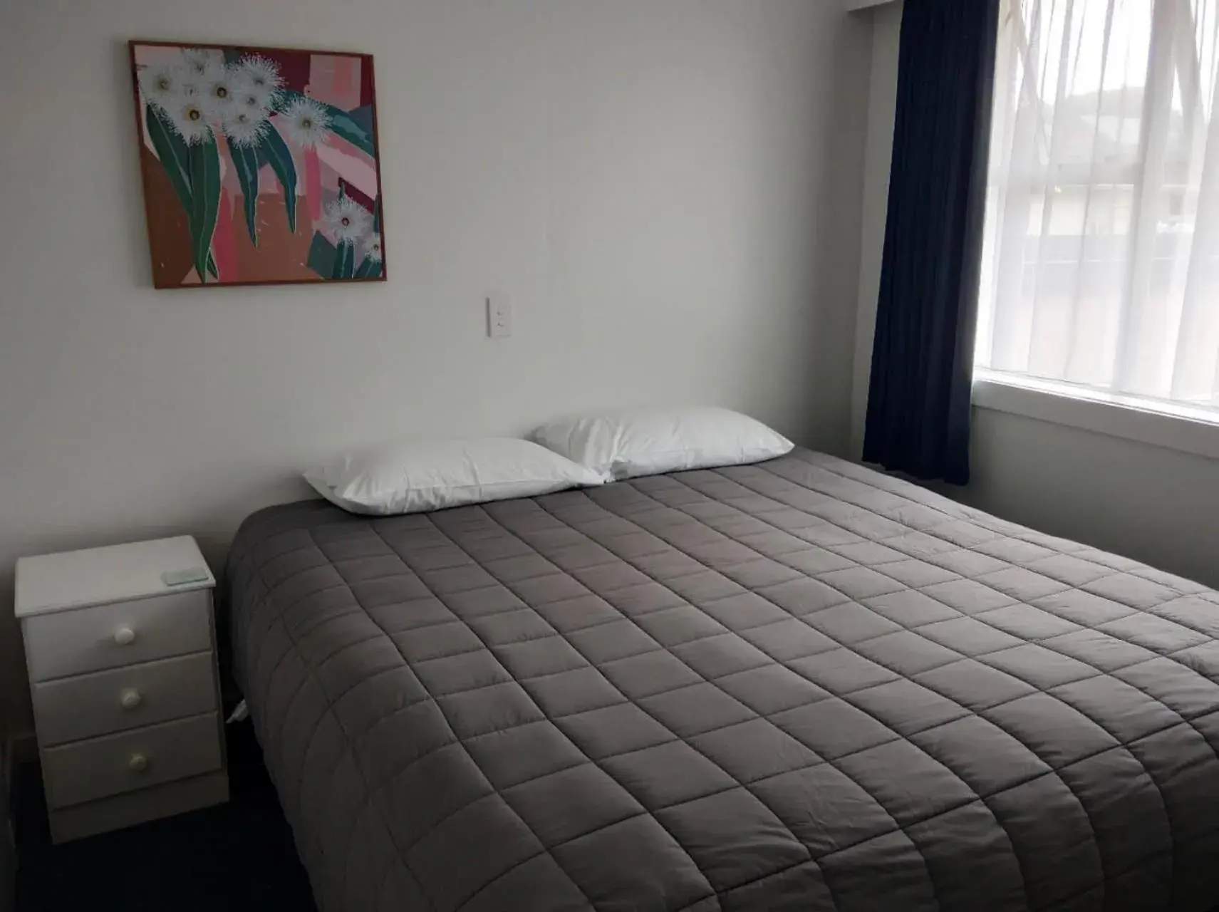 Bed in Queens Park Motels