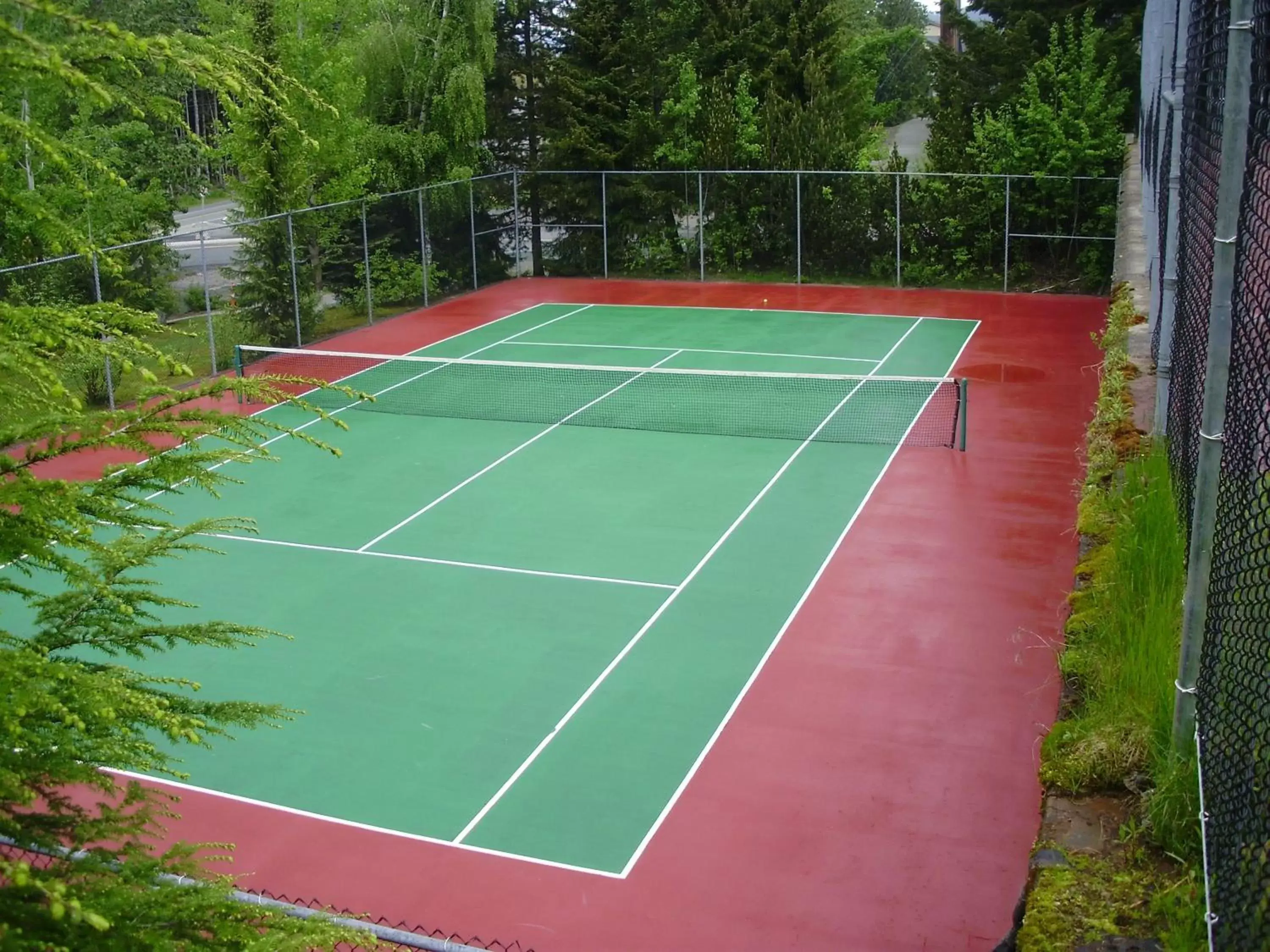 Tennis court, Tennis/Squash in Tantalus Resort Lodge