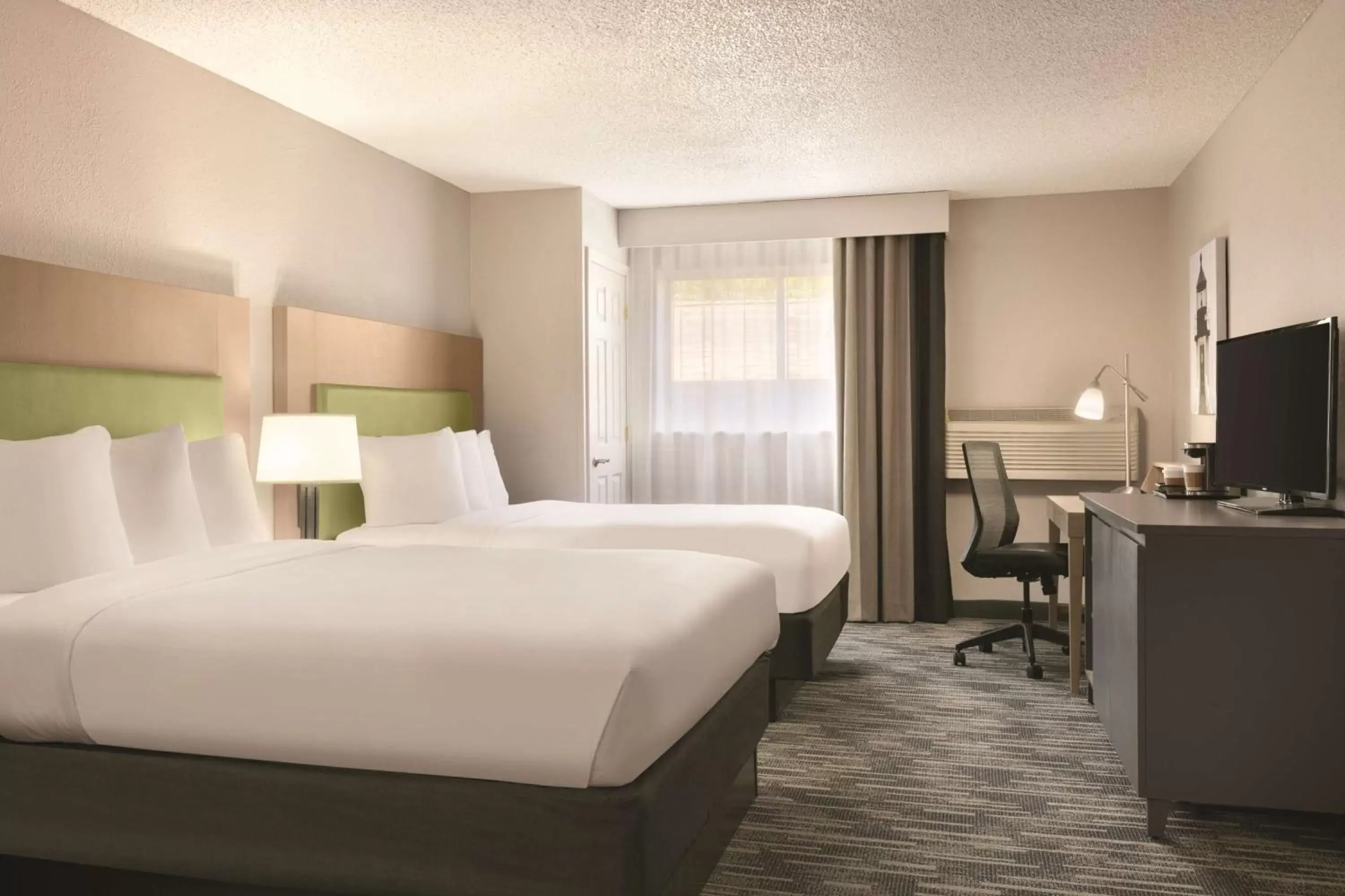 Photo of the whole room, Bed in Country Inn & Suites by Radisson, Port Clinton, OH