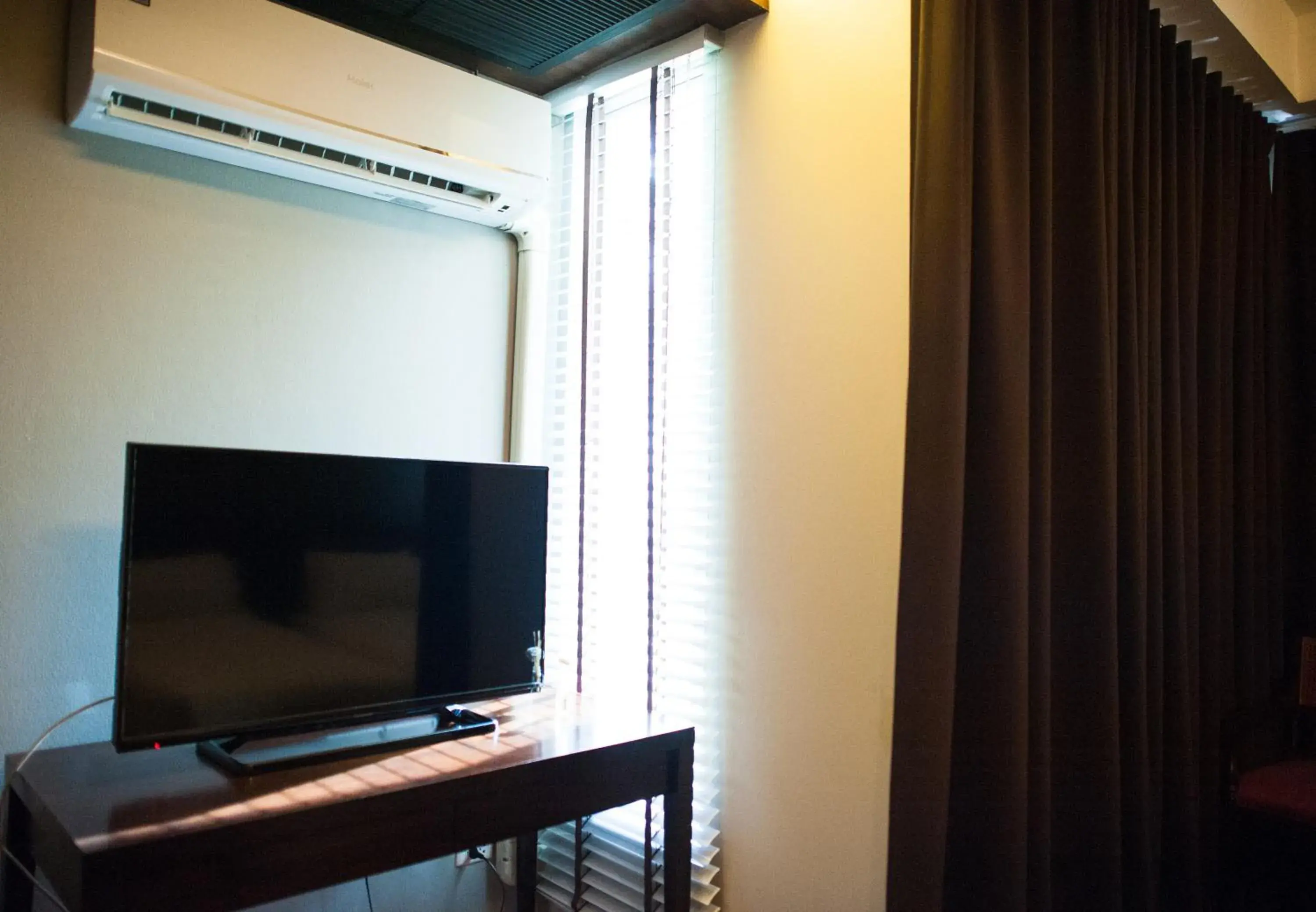 Photo of the whole room, TV/Entertainment Center in Baansilom Soi 3