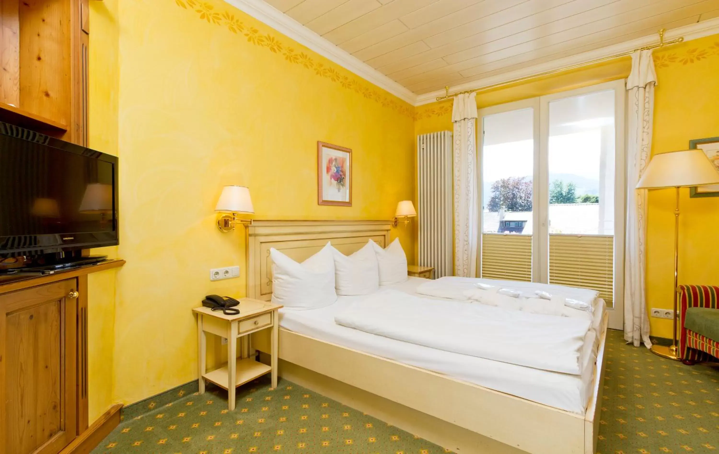 Photo of the whole room, Bed in Wittelsbacher Hof Swiss Quality Hotel