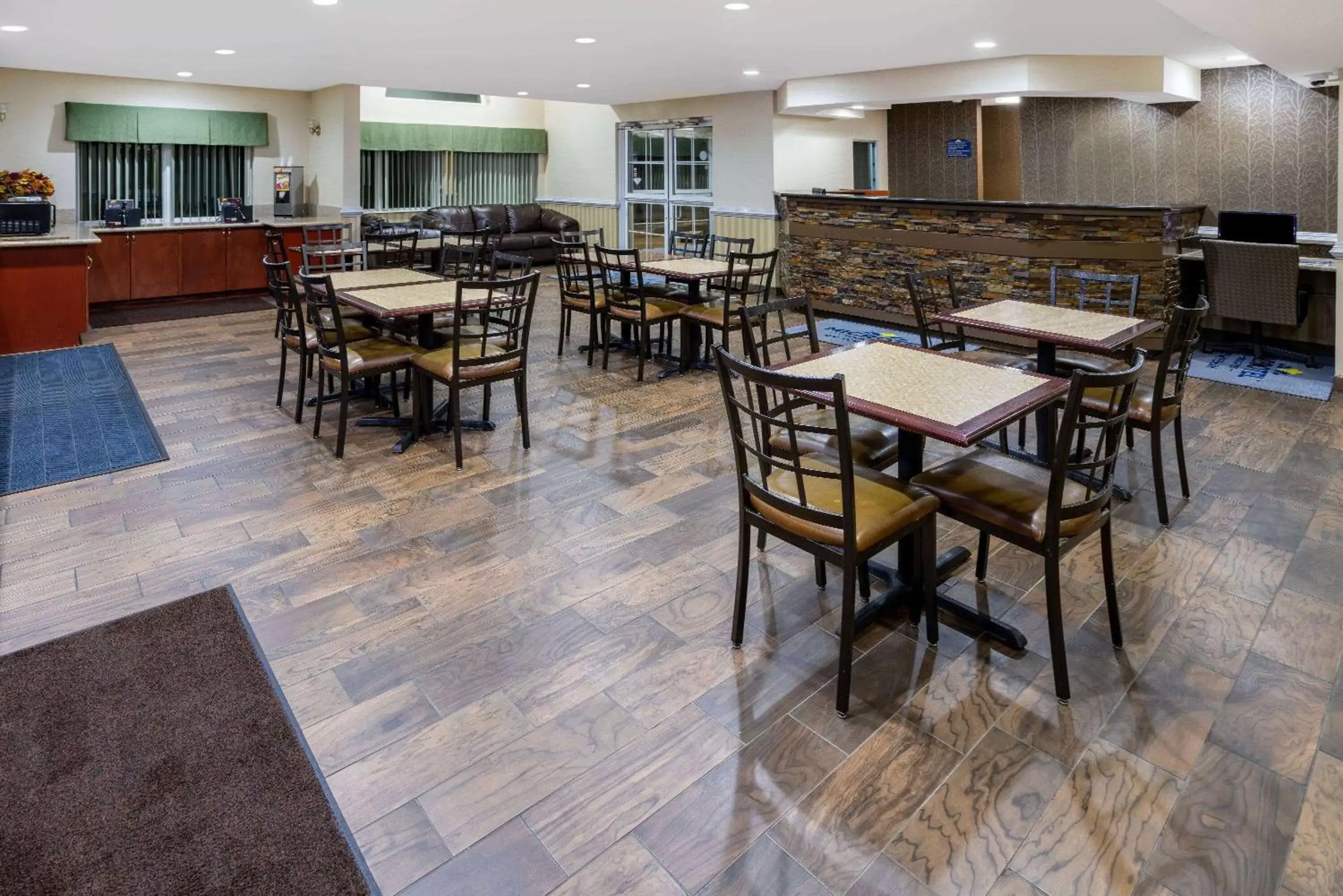 Lobby or reception, Restaurant/Places to Eat in Microtel Inn and Suites - Salisbury