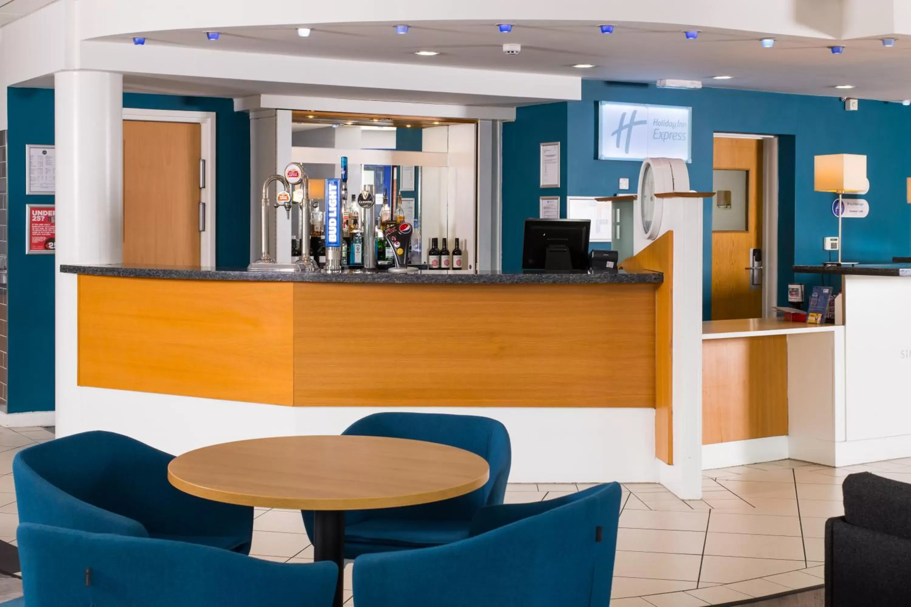 Lounge or bar in Holiday Inn Express Manchester East, an IHG Hotel