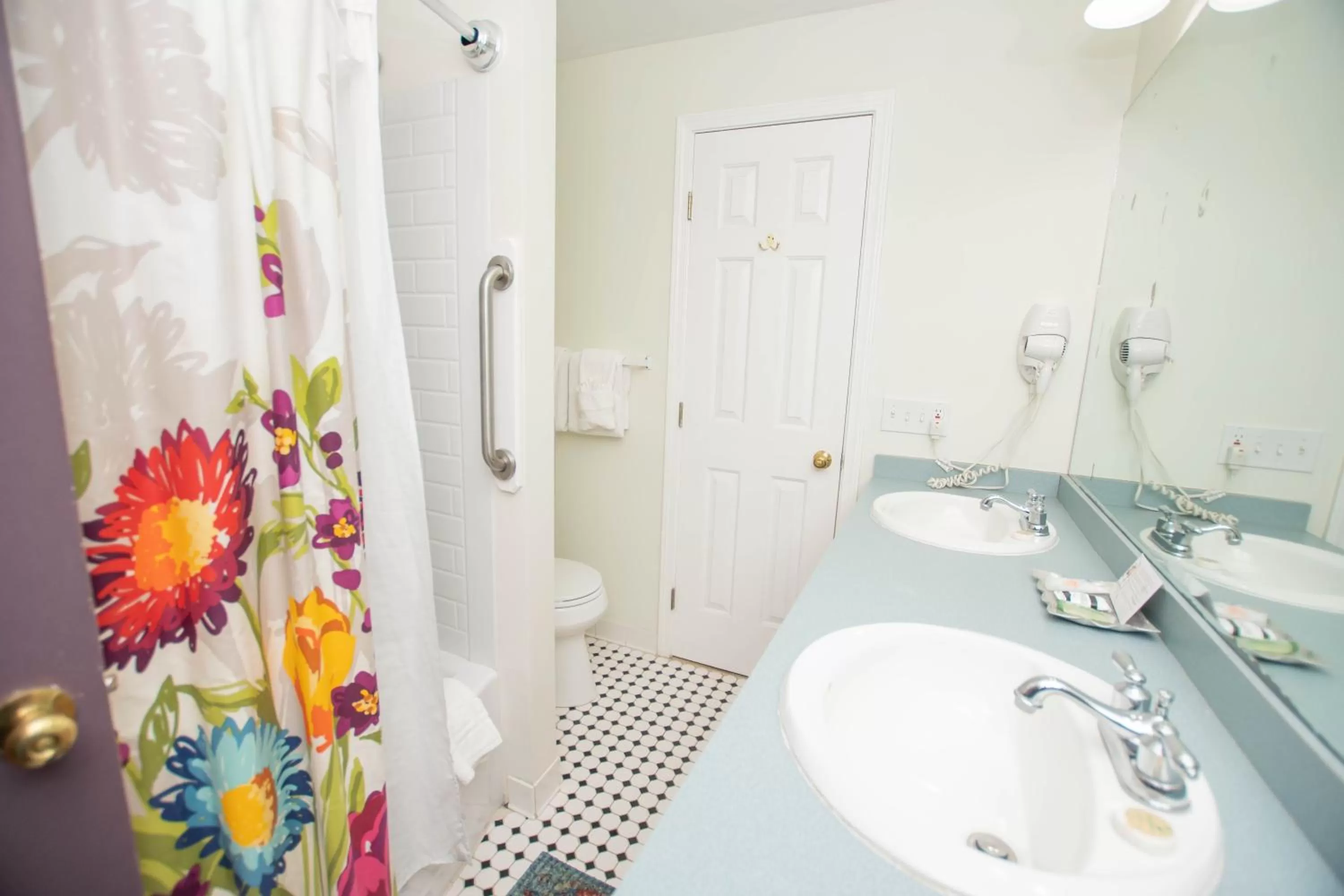 Shower in Terrace Inn and 1911 Restaurant