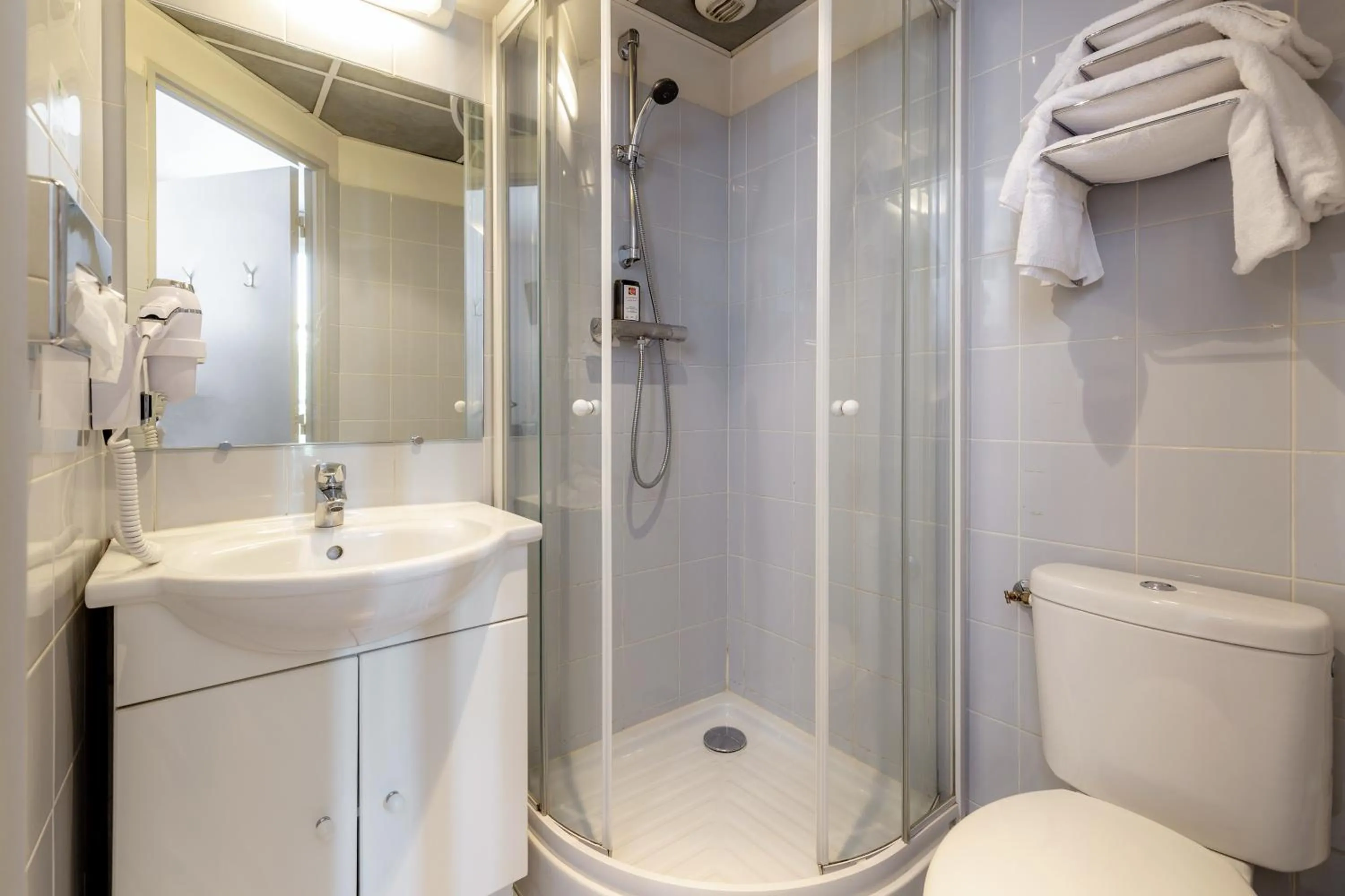 Shower in Hotel Terminus Saint-Charles