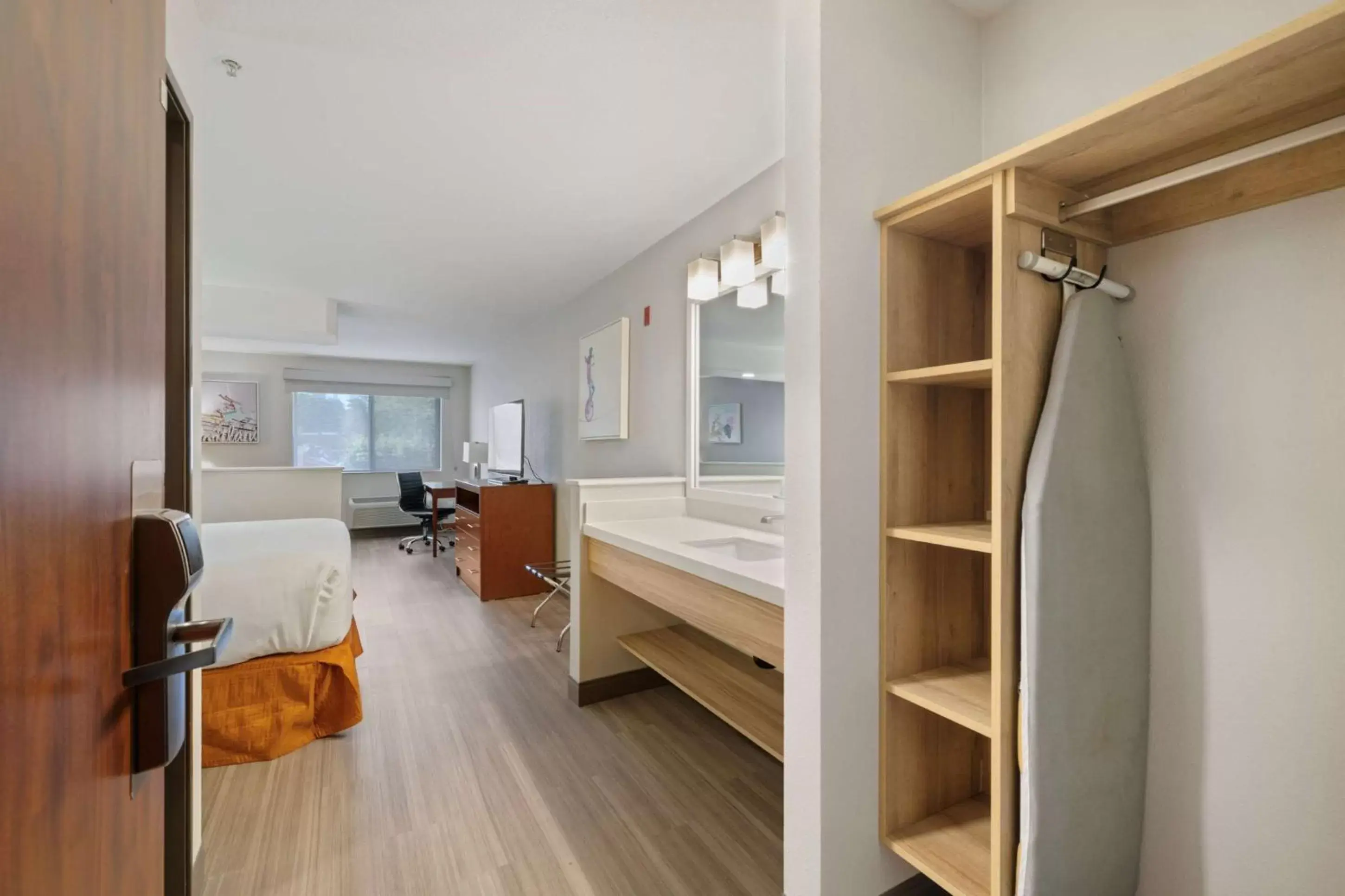 Bedroom, Kitchen/Kitchenette in Best Western Lake Oswego Hotel & Suites