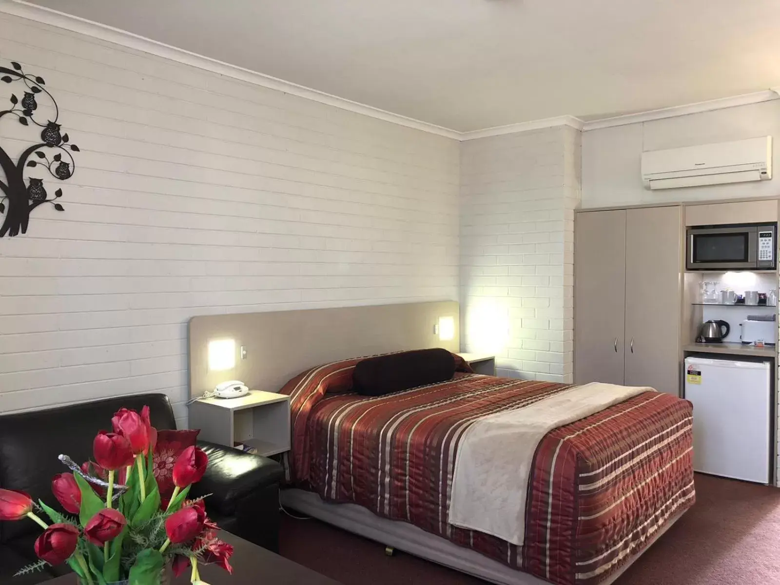 Photo of the whole room, Bed in Goulburn Motor Inn