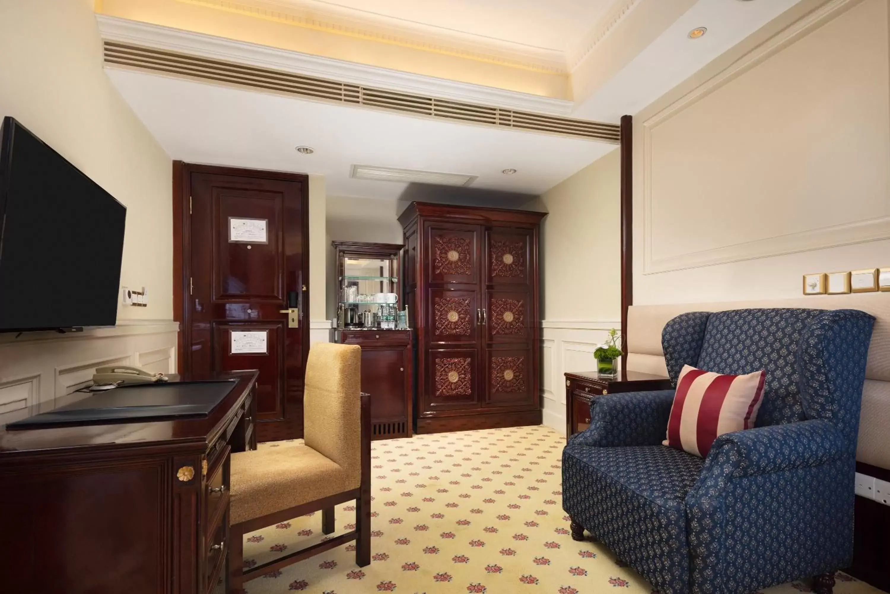 Bedroom, Seating Area in Crowne Plaza Hotel & Suites Landmark Shenzhen, an IHG Hotel - Nearby Luohu Border, Indoor heated swimming pool, Receive RMB100 SPA coupon upon check-in Bedroom, Seating Area in Crowne Plaza Hotel & Suites Landmark Shenzhen, an IHG Hotel - Nearby Luohu Border, Indoor heated swimming pool, Receive RMB100 SPA coupon upon check-in