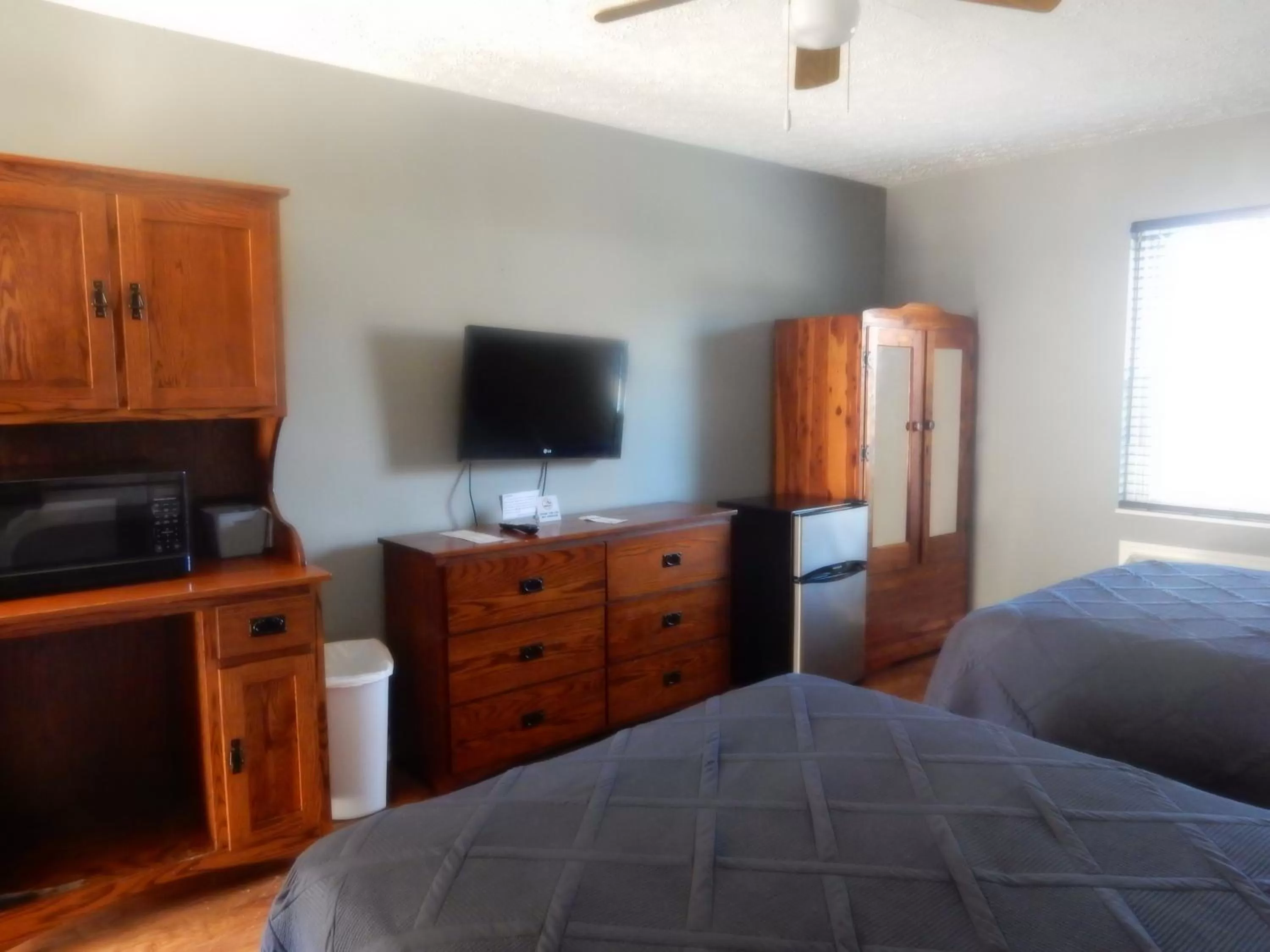 Bed in Brown's Motel