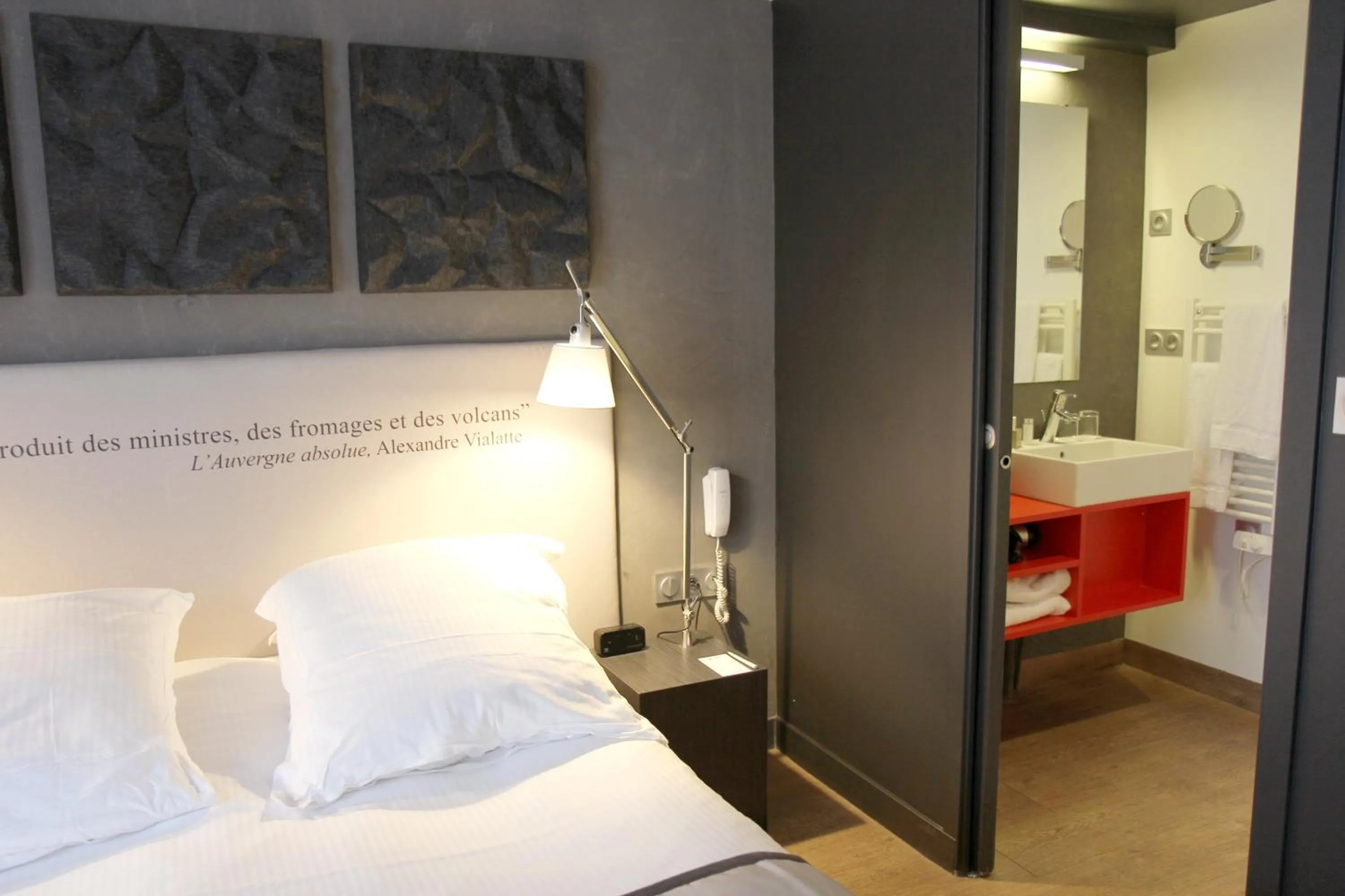 Photo of the whole room, Bed in Hotel Litteraire Alexandre Vialatte, BW Signature Collection