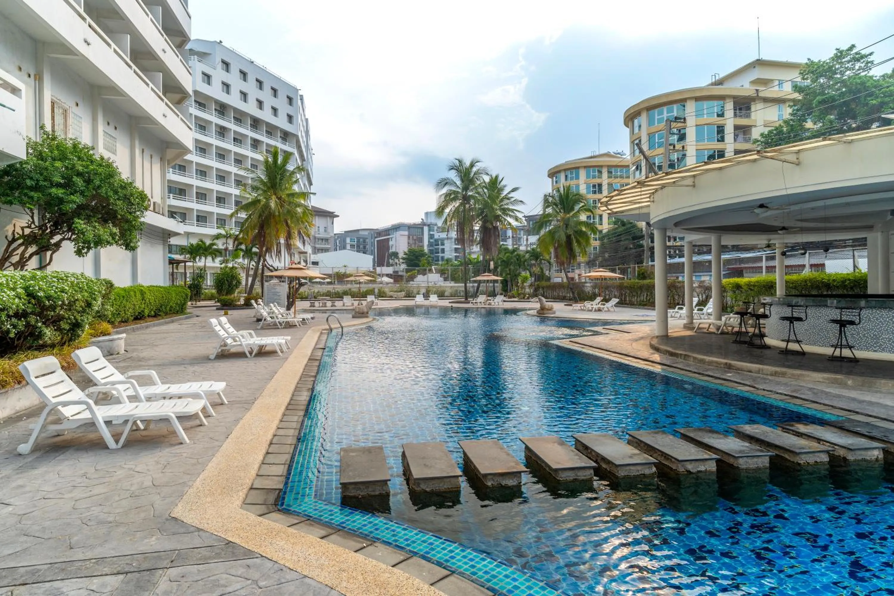 Swimming pool in Welcome Plaza Hotel Pattaya