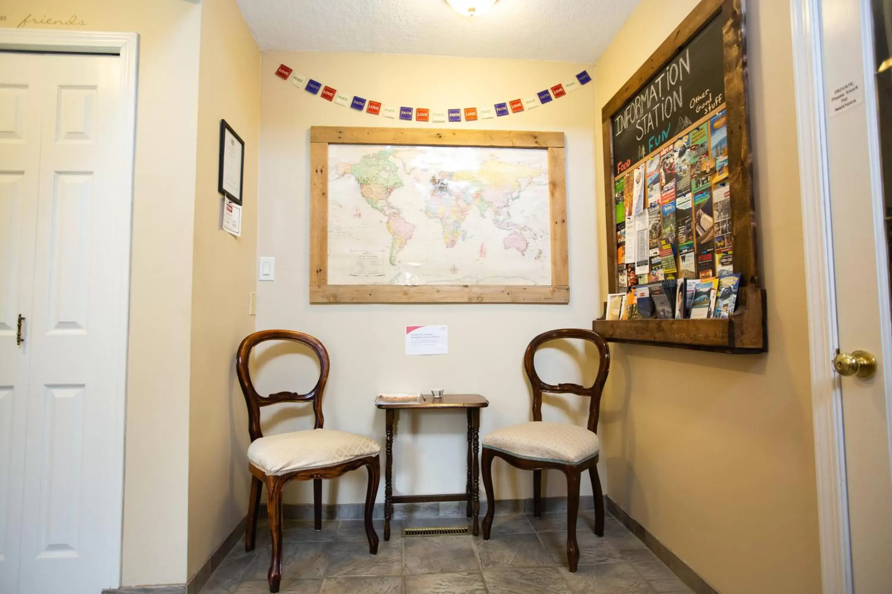 Lobby or reception, Seating Area in Alpenrose Revelstoke Bed & Breakfast