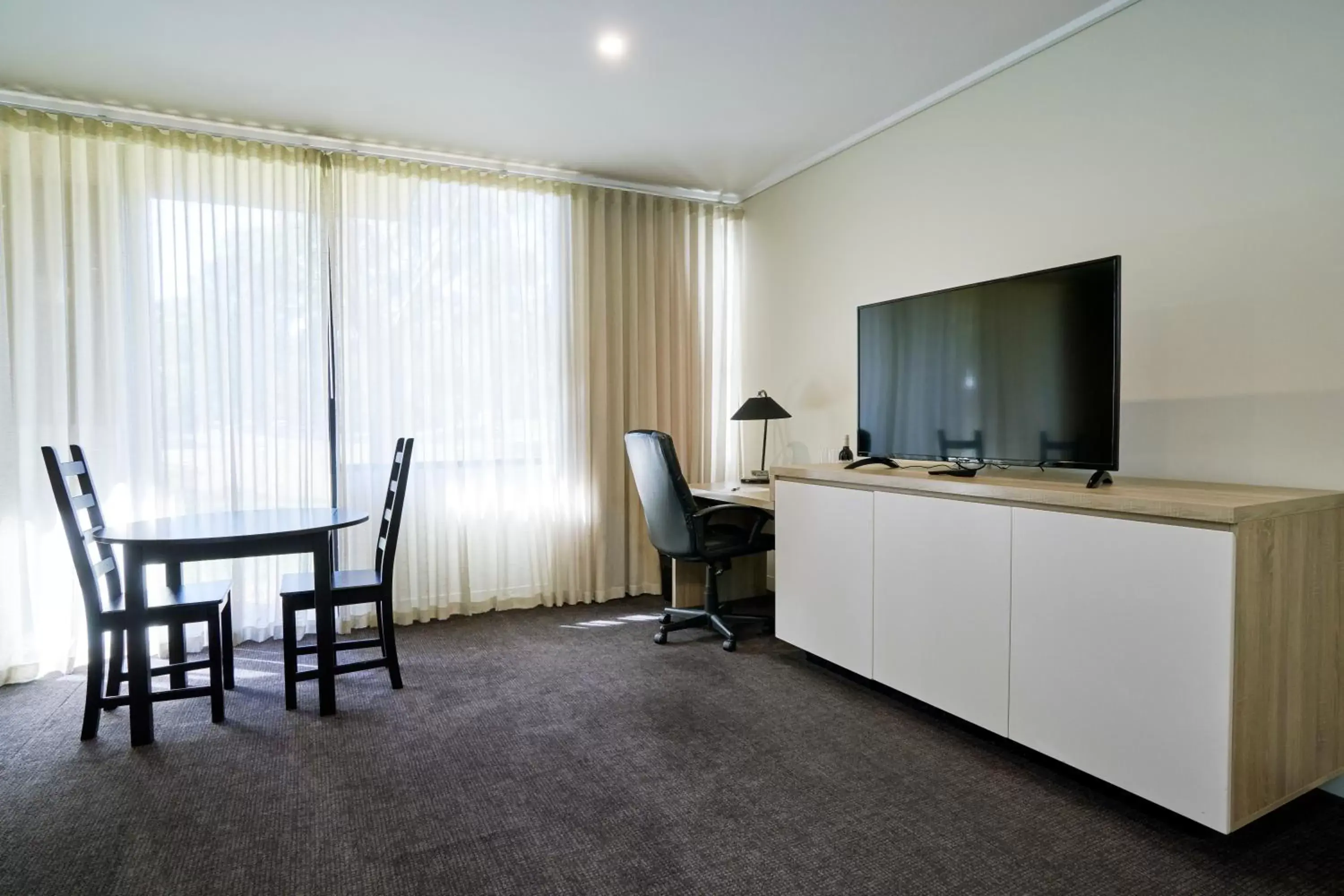 TV and multimedia, TV/Entertainment Center in The Dingley Hotel